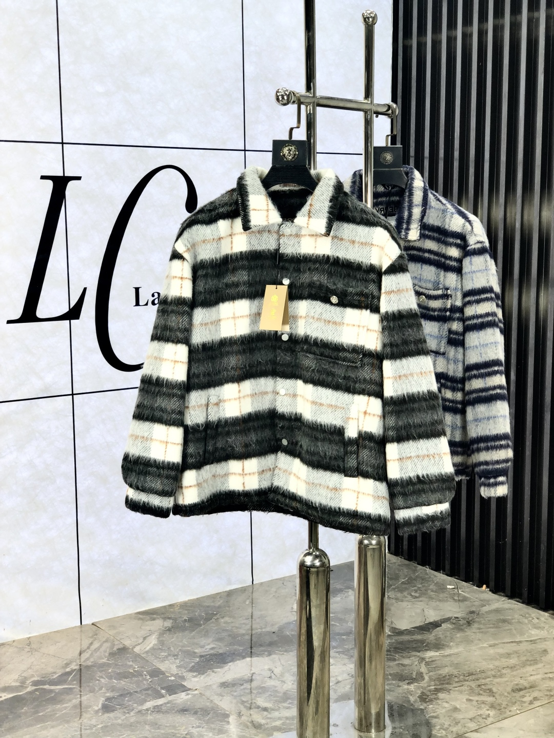 NO:518864,.Burberry. 25 autumn and winter new product is available for sale, for casual and daily wear!  The upper body modifies the body, perfectly combines fashion aesthetics with the concept of new urban business and leisure, and the Italian minimalist, capable and outdoor functional styles are the ultimate interpretation, both solemn and harmonious, creating a unique styling item. The overall outline tends to be simple, and the 88 is quite individual and elegant in detail, enriching the overall vision. The wardrobe business and leisure is excellent and has a high attendance rate!  It is hard to come by!  Count m-3XL m wear 175/130, burberry, jackets & coats, jackets & coats, alexander wang19860909.巴宝莉.25秋冬新品发售针织夹克外套,休闲日常穿搭！上身修饰身形、将时装美学和新都市商务休闲概念完美融合,通体将意式的极简、干练和户外功能性风格极致诠释,亦庄亦谐,塑造出别具一格的造型单品,整体轮廓趋于简约风格,88颇为个性且雅痞的细节处理,丰富了整体视觉.衣橱商务休闲绝佳的高出勤率！可遇而不可求！码数m-3XL m穿175/130,,burberry,jackets & coats,jackets & coats,alexander wang,Men's clothing