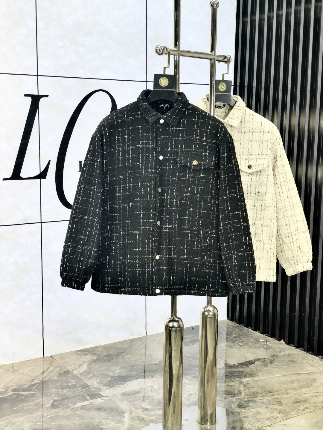 NO:518867,.Celin. The new 25 autumn and winter products are available for knitted jackets, casual and daily wear!  The upper body modifies the body, perfectly combines fashion aesthetics with the concept of new urban business and leisure, and the Italian minimalist, capable and outdoor functional styles are the ultimate interpretation, both solemn and harmonious, creating a unique styling item. The overall outline tends to be simple, and the 88 is quite individual and elegant in detail, enriching the overall vision. The wardrobe business and leisure is excellent and has a high attendance rate!  It is hard to come by!  Count m-3XL m wear 175/130, celine, jackets & coats, jackets & coats, alexander wang19860909.赛琳.25秋冬新品发售针织夹克外套,休闲日常穿搭！上身修饰身形、将时装美学和新都市商务休闲概念完美融合,通体将意式的极简、干练和户外功能性风格极致诠释,亦庄亦谐,塑造出别具一格的造型单品,整体轮廓趋于简约风格,88颇为个性且雅痞的细节处理,丰富了整体视觉.衣橱商务休闲绝佳的高出勤率！可遇而不可求！码数m-3XL m穿175/130,,celine,jackets & coats,jackets & coats,alexander wang,Men's clothing