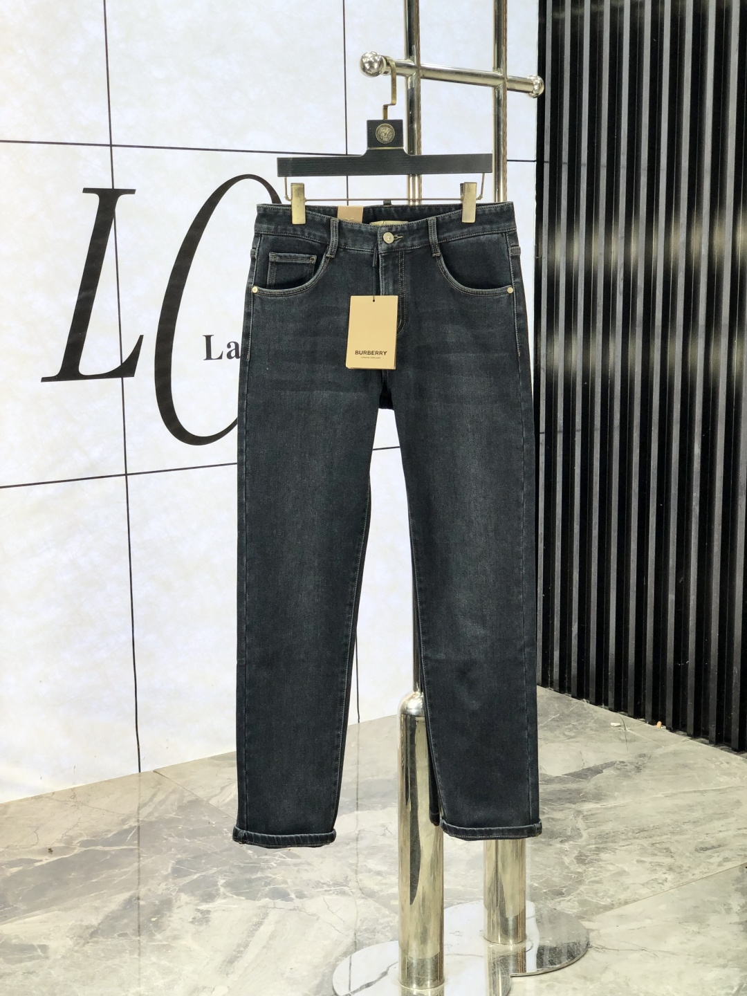 NO:513924,.Burberry. The official counter is released simultaneously, 2025SS autumn and winter new men's casual jeans, original single quality, customized original denim fabric for counter, logo pattern design, original hardware and accessories for b trousers, three-dimensional and clear, c super trendy and personalized, fashionable and stylish on the upper body!  Trendy men's must-have items, 28-38, burberry, jeans, alexander wang19860909.巴宝莉.官网专柜同步发售,2025SS秋冬新品男士休闲牛仔裤,原单品质,专柜定制原版牛仔面料,logo图案设计,b裤身原版五金辅料装饰,立体清晰,c超级潮流个性,上身时尚有型！潮男必备单品 码数28-38,,burberry,jeans,alexander wang,Men's clothing