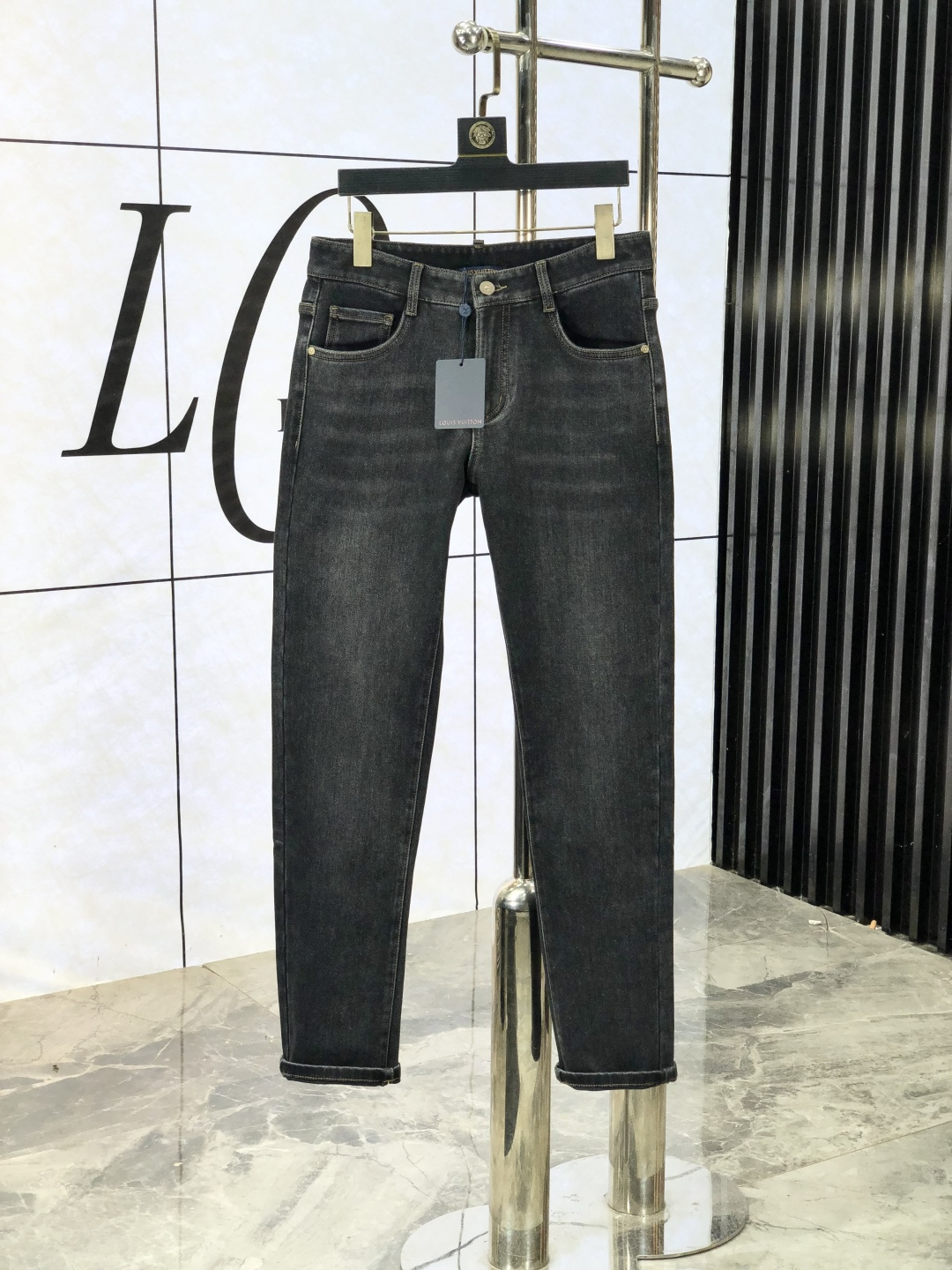 NO:513928,.Lv. The official counter on the official website is released simultaneously, 2025SS autumn and winter new men's casual jeans, original single quality, customized original denim fabric for counter, logo pattern design, original hardware and accessories for b trousers, three-dimensional and clear, c super trendy and personalized, fashionable and stylish on the upper body!  Trendy men's must-have items 28-38, louis vuitton, jeans, alexander wang19860909.Lv.官网专柜同步发售,2025SS秋冬新品男士休闲牛仔裤,原单品质,专柜定制原版牛仔面料,logo图案设计,b裤身原版五金辅料装饰,立体清晰,c超级潮流个性,上身时尚有型！潮男必备单品 码数28-38,,louis vuitton,jeans,alexander wang,Men's clothing