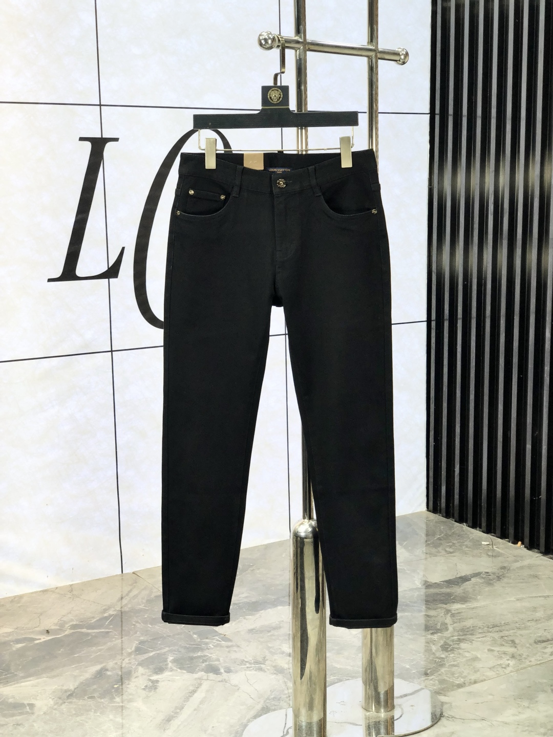 NO:513922,.Lv. The official counter on the official website is released simultaneously, 2025SS autumn and winter new men's casual jeans, original single quality, customized original denim fabric for counter, logo pattern design, original hardware and accessories for b trousers, three-dimensional and clear, c super trendy and personalized, fashionable and stylish on the upper body!  Trendy men's must-have items 28-38, louis vuitton, jeans, alexander wang19860909.Lv.官网专柜同步发售,2025SS秋冬新品男士休闲牛仔裤,原单品质,专柜定制原版牛仔面料,logo图案设计,b裤身原版五金辅料装饰,立体清晰,c超级潮流个性,上身时尚有型！潮男必备单品 码数28-38,,louis vuitton,jeans,alexander wang,Men's clothing