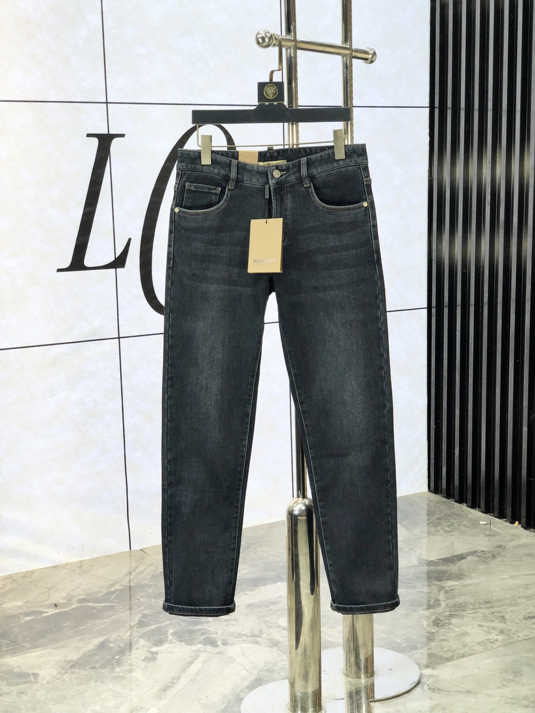 NO:513927,.Burberry. The official counter is released simultaneously, 2025SS autumn and winter new men's casual jeans, original single quality, customized original denim fabric for counter, logo pattern design, original hardware and accessories for b trousers, three-dimensional and clear, c super trendy and personalized, fashionable and stylish on the upper body!  Trendy men's must-have items, 28-38, burberry, jeans, alexander wang19860909.巴宝莉.官网专柜同步发售,2025SS秋冬新品男士休闲牛仔裤,原单品质,专柜定制原版牛仔面料,logo图案设计,b裤身原版五金辅料装饰,立体清晰,c超级潮流个性,上身时尚有型！潮男必备单品 码数28-38,,burberry,jeans,alexander wang,Men's clothing