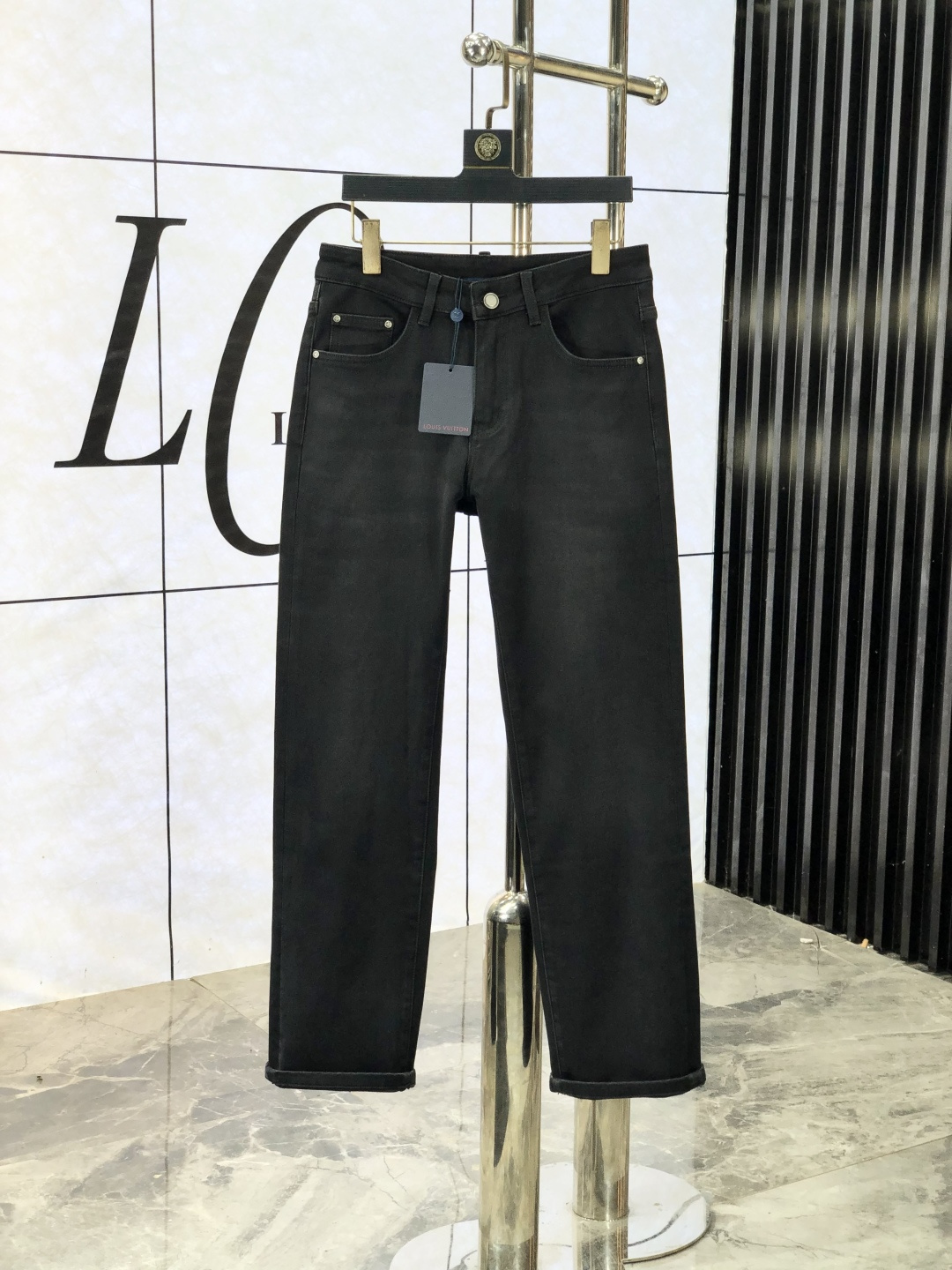 NO:513933,.Lv. The official counter on the official website is released simultaneously, 2025SS autumn and winter new men's casual jeans, original single quality, customized original denim fabric for counter, logo pattern design, original hardware and accessories for b trousers, three-dimensional and clear, c super trendy and personalized, fashionable and stylish on the upper body!  Trendy men's must-have items 28-38, louis vuitton, jeans, alexander wang19860909.Lv.官网专柜同步发售,2025SS秋冬新品男士休闲牛仔裤,原单品质,专柜定制原版牛仔面料,logo图案设计,b裤身原版五金辅料装饰,立体清晰,c超级潮流个性,上身时尚有型！潮男必备单品 码数28-38,,louis vuitton,jeans,alexander wang,Men's clothing