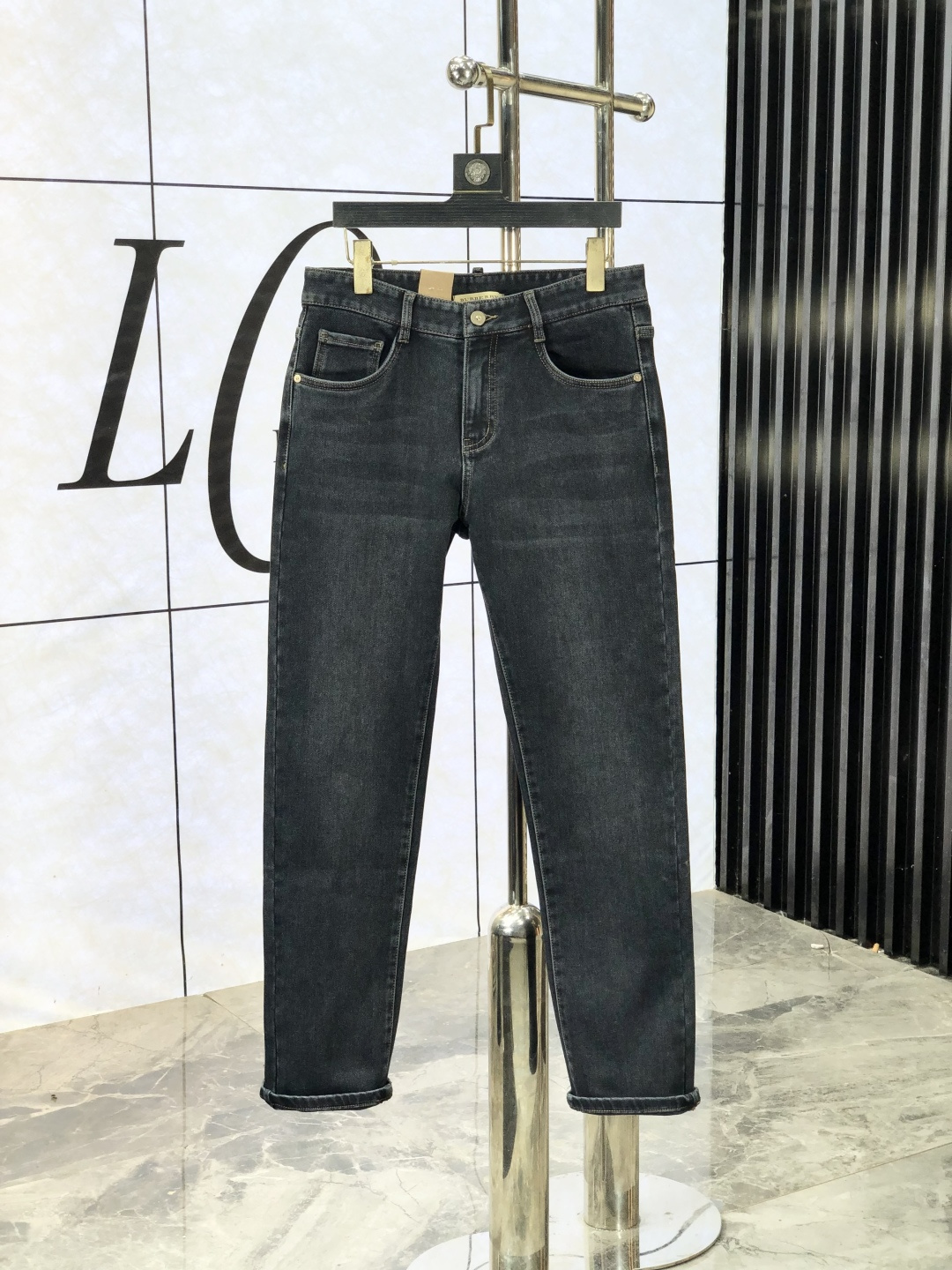 NO:600057,. Burberry. Official website counters are on sale simultaneously, 2025SS new autumn and winter men's casual jeans, original quality, counter-customized original denim fabrics, logo pattern design, b pants body original hardware decoration, three-dimensional and clear, c super trendy personality, fashionable and stylish upper body!  Must-have items for trendy men in sizes 28-38, burberry, jeans, alexander wang19860909.巴宝莉.官网专柜同步发售,2025SS秋冬新品男士休闲牛仔裤,原单品质,专柜定制原版牛仔面料,logo图案设计,b裤身原版五金辅料装饰,立体清晰,c超级潮流个性,上身时尚有型！潮男必备单品 码数28-38,,burberry,jeans,alexander wang,Men's clothing