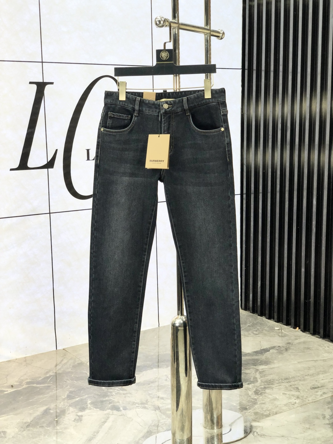 NO:513934,.Burberry. The official counter is released simultaneously, 2025SS autumn and winter new men's casual jeans, original single quality, customized original denim fabric for counter, logo pattern design, original hardware and accessories for b trousers, three-dimensional and clear, c super trendy and personalized, fashionable and stylish on the upper body!  Trendy men's must-have items, 28-38, burberry, jeans, alexander wang19860909.巴宝莉.官网专柜同步发售,2025SS秋冬新品男士休闲牛仔裤,原单品质,专柜定制原版牛仔面料,logo图案设计,b裤身原版五金辅料装饰,立体清晰,c超级潮流个性,上身时尚有型！潮男必备单品 码数28-38,,burberry,jeans,alexander wang,Men's clothing