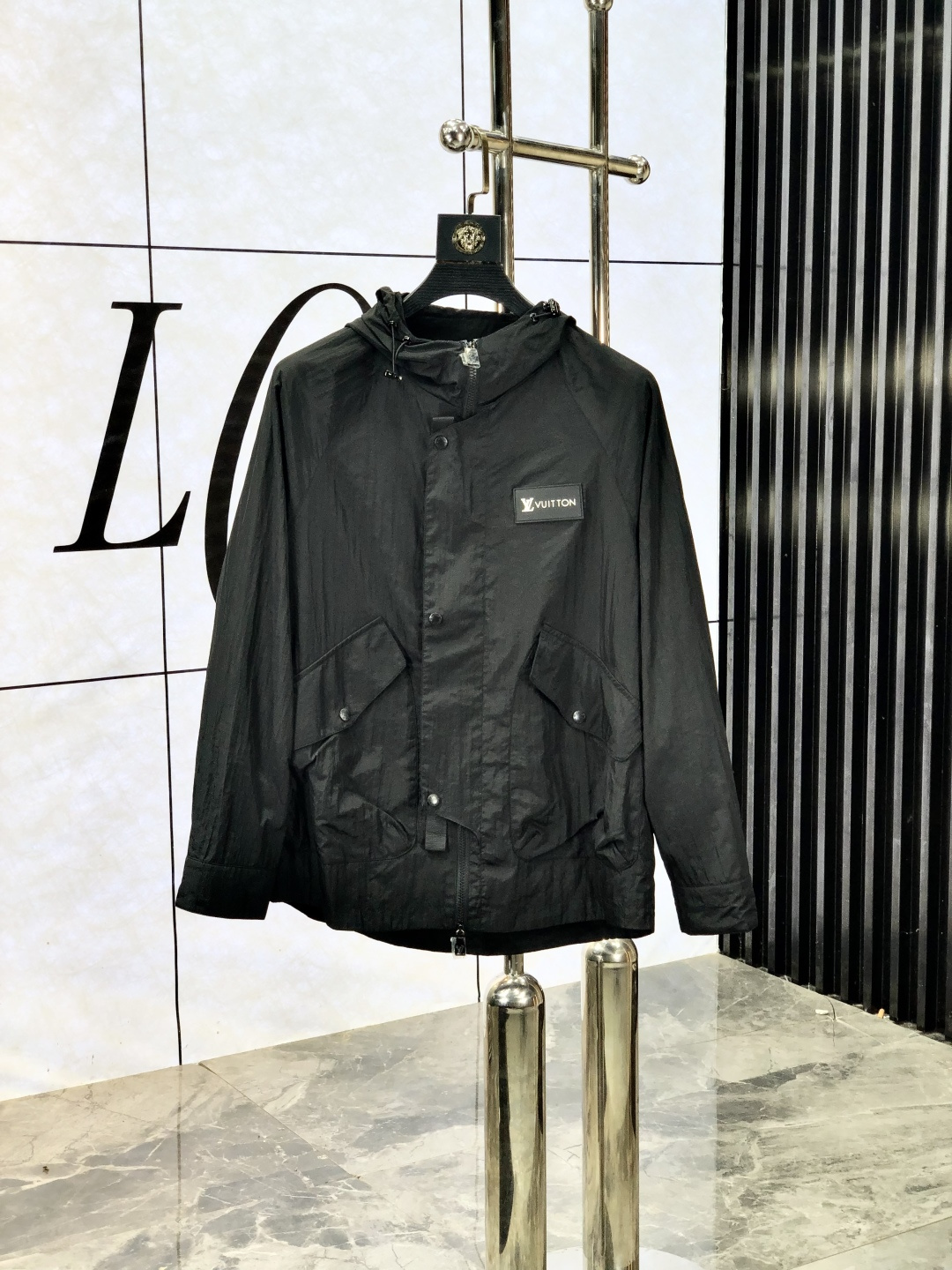 NO:513935,.Lv.25 new autumn and winter products are available for sale, casual and daily wear!  The upper body modifies the body, perfectly combines fashion aesthetics with the concept of new urban business and leisure, and the Italian minimalist, capable and outdoor functional styles are interpreted in the ultimate form, both solemn and harmonious, creating a unique styling item. The overall outline tends to be simple, and the 5 is quite individual and elegant in detail, enriching the overall vision. The wardrobe business and leisure is excellent and has a high attendance rate!  It is hard to come by!  Count m-3XL m wear 175/130, louis vuitton, jackets & coats, jackets & coats, alexander wang19860909.Lv.25秋冬新品发售夹克外套,休闲日常穿搭！上身修饰身形、将时装美学和新都市商务休闲概念完美融合,通体将意式的极简、干练和户外功能性风格极致诠释,亦庄亦谐,塑造出别具一格的造型单品,整体轮廓趋于简约风格,5颇为个性且雅痞的细节处理,丰富了整体视觉.衣橱商务休闲绝佳的高出勤率！可遇而不可求！码数m-3XL m穿175/130,,louis vuitton,jackets & coats,jackets & coats,alexander wang,Men's clothing