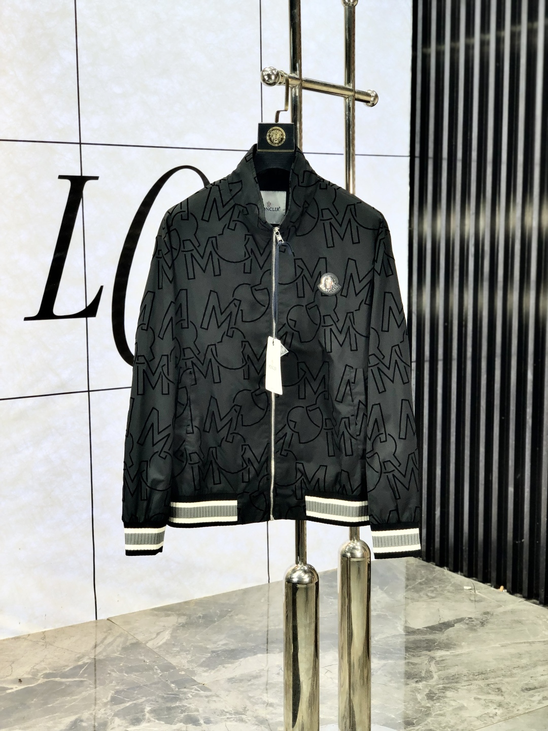 NO:513936,.The 25 autumn and winter new product is available for sale, casual and daily wear!  The upper body modifies the body, perfectly combines fashion aesthetics with the concept of new urban business and leisure, and the Italian minimalist, capable and outdoor functional styles are interpreted in the ultimate form, both solemn and harmonious, creating a unique styling item. The overall outline tends to be simple, and the 5 is quite individual and elegant in detail, enriching the overall vision. The wardrobe business and leisure is excellent and has a high attendance rate!  It is hard to find!  Count m-3XL m wear 175/130, Moncler, jackets & coats, jackets & coats, alexander wang19860909.蒙口.25秋冬新品发售夹克外套,休闲日常穿搭！上身修饰身形、将时装美学和新都市商务休闲概念完美融合,通体将意式的极简、干练和户外功能性风格极致诠释,亦庄亦谐,塑造出别具一格的造型单品,整体轮廓趋于简约风格,5颇为个性且雅痞的细节处理,丰富了整体视觉.衣橱商务休闲绝佳的高出勤率！可遇而不可求！码数m-3XL m穿175/130,,Moncler,jackets & coats,jackets & coats,alexander wang,Men's clothing