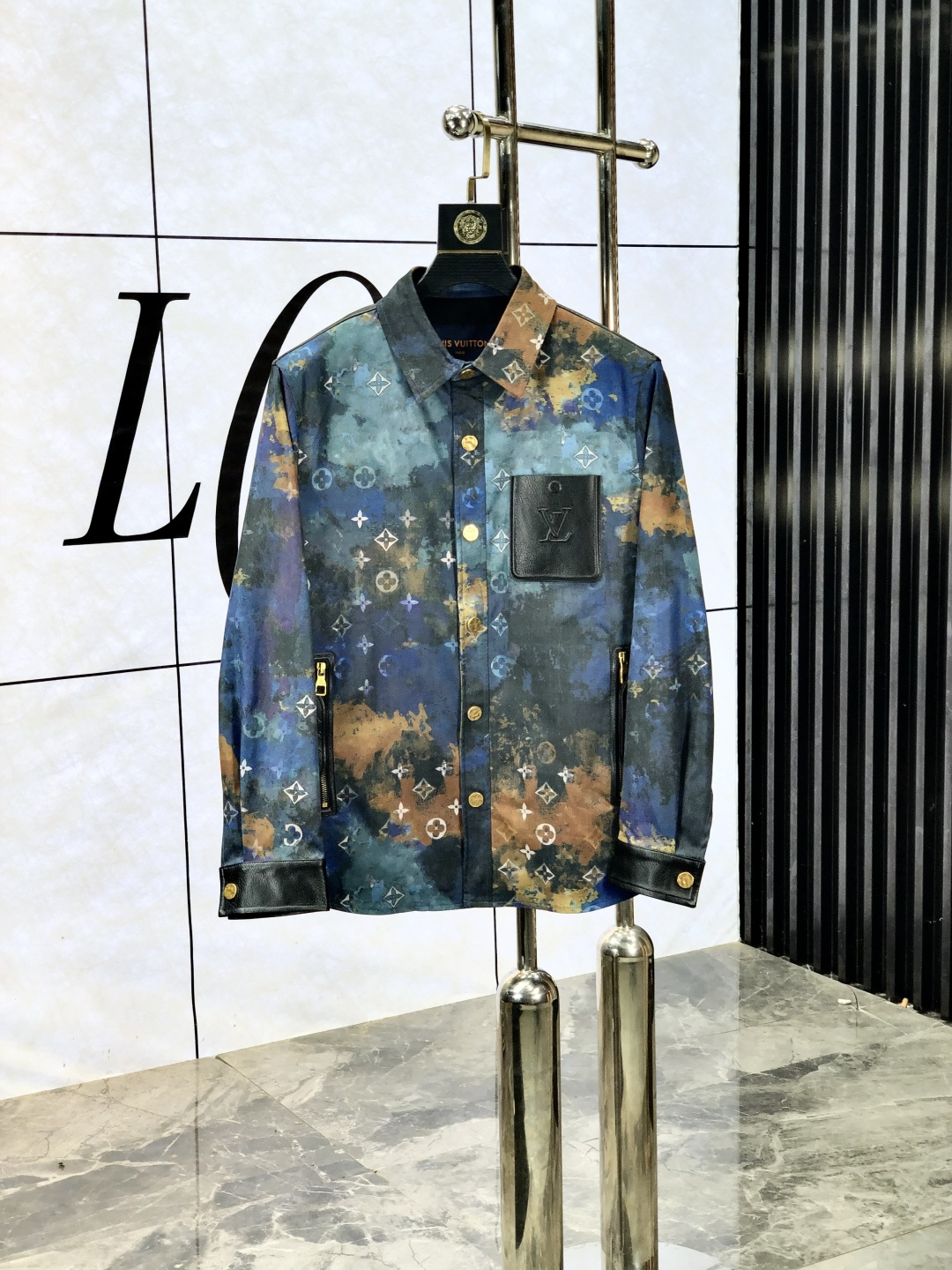 NO:513939,.Lv.25 new autumn and winter products are available for sale, casual and daily wear!  The upper body modifies the body, perfectly combines fashion aesthetics with the concept of new urban business and leisure, and the Italian minimalist, capable and outdoor functional styles are interpreted in the ultimate form, both solemn and harmonious, creating a unique styling item. The overall outline tends to be simple, and the 5 is quite individual and elegant in detail, enriching the overall vision. The wardrobe business and leisure is excellent and has a high attendance rate!  It is hard to find!  Count m-3XL m wear 175/130, louis vuitton, jackets & coats, jackets & coats, alexander wang19860909.Lv.25秋冬新品发售夹克外套,休闲日常穿搭！上身修饰身形、将时装美学和新都市商务休闲概念完美融合,通体将意式的极简、干练和户外功能性风格极致诠释,亦庄亦谐,塑造出别具一格的造型单品,整体轮廓趋于简约风格,5颇为个性且雅痞的细节处理,丰富了整体视觉.衣橱商务休闲绝佳的高出勤率！可遇而不可求！码数m-3XL m穿175/130,,louis vuitton,jackets & coats,jackets & coats,alexander wang,Men's clothing