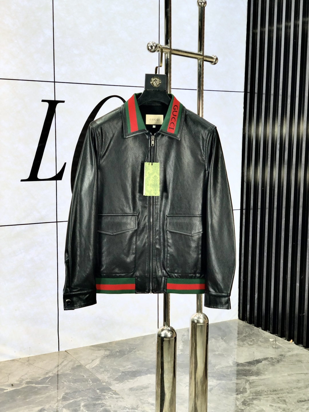 NO:515019,.Gucci.25 autumn and winter new product is available for sale in leather jackets, casual and daily wear!  The upper body modifies the body, perfectly combines fashion aesthetics with the concept of new urban business and leisure, and the Italian minimalist, capable and outdoor functional styles are interpreted in the ultimate form, both solemn and harmonious, creating a unique styling item. The overall outline tends to be simple, and the 5 is quite individual and elegant in detail, enriching the overall vision. The wardrobe business and leisure is excellent and has a high attendance rate!  It is hard to come by!  Count m-3XL m wear 175/130, gucci, jackets & coats, jackets & coats, alexander wang19860909.Gucci.25秋冬新品发售拼皮夹克外套,休闲日常穿搭！上身修饰身形、将时装美学和新都市商务休闲概念完美融合,通体将意式的极简、干练和户外功能性风格极致诠释,亦庄亦谐,塑造出别具一格的造型单品,整体轮廓趋于简约风格,5颇为个性且雅痞的细节处理,丰富了整体视觉.衣橱商务休闲绝佳的高出勤率！可遇而不可求！码数m-3XL m穿175/130,,gucci,jackets & coats,jackets & coats,alexander wang,Men's clothing