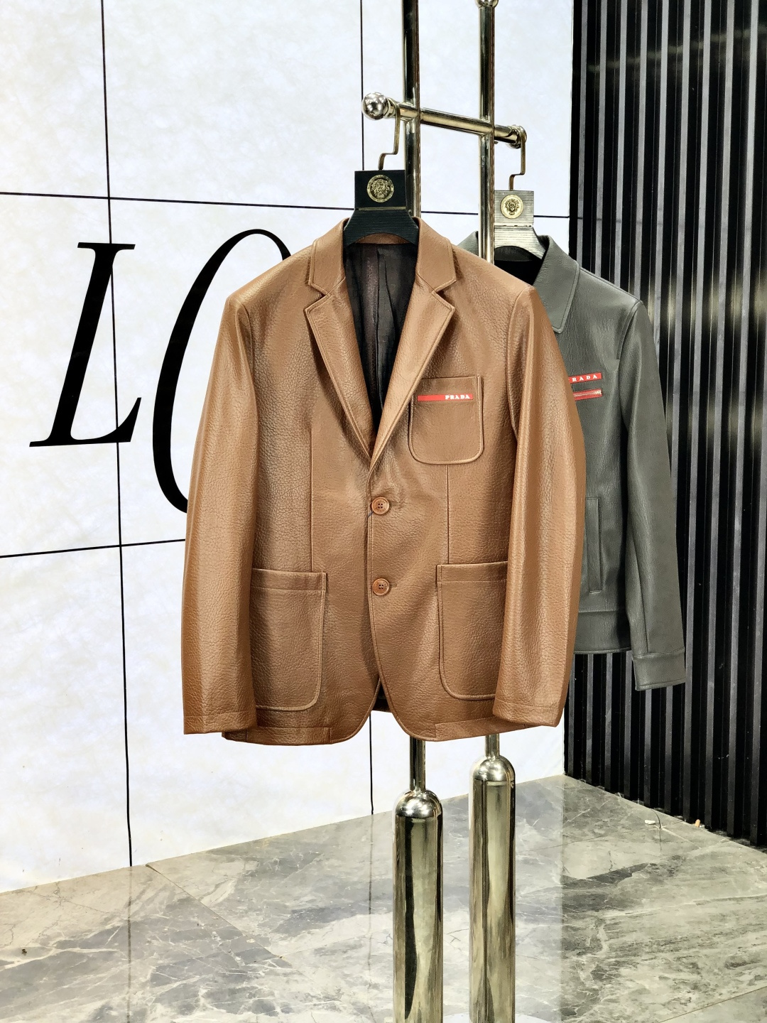 NO:515022,.Prada. 25 autumn and winter new product is available for leather suit jackets, casual and daily wear!  The upper body modifies the body, perfectly combines fashion aesthetics with the concept of new urban business and leisure, and the Italian minimalist, capable and outdoor functional styles are interpreted in the ultimate form, both solemn and harmonious, creating a unique styling item. The overall outline tends to be simple, and the 5 is quite individual and elegant in detail, enriching the overall vision. The wardrobe business and leisure is excellent and has a high attendance rate!  It is hard to find!  Count m-3XL m wear 175/130, prada, jackets & coats, jackets & coats, alexander wang19860909.普拉达.25秋冬新品发售拼皮西服夹克外套,休闲日常穿搭！上身修饰身形、将时装美学和新都市商务休闲概念完美融合,通体将意式的极简、干练和户外功能性风格极致诠释,亦庄亦谐,塑造出别具一格的造型单品,整体轮廓趋于简约风格,5颇为个性且雅痞的细节处理,丰富了整体视觉.衣橱商务休闲绝佳的高出勤率！可遇而不可求！码数m-3XL m穿175/130,,prada,jackets & coats,jackets & coats,alexander wang,Men's clothing