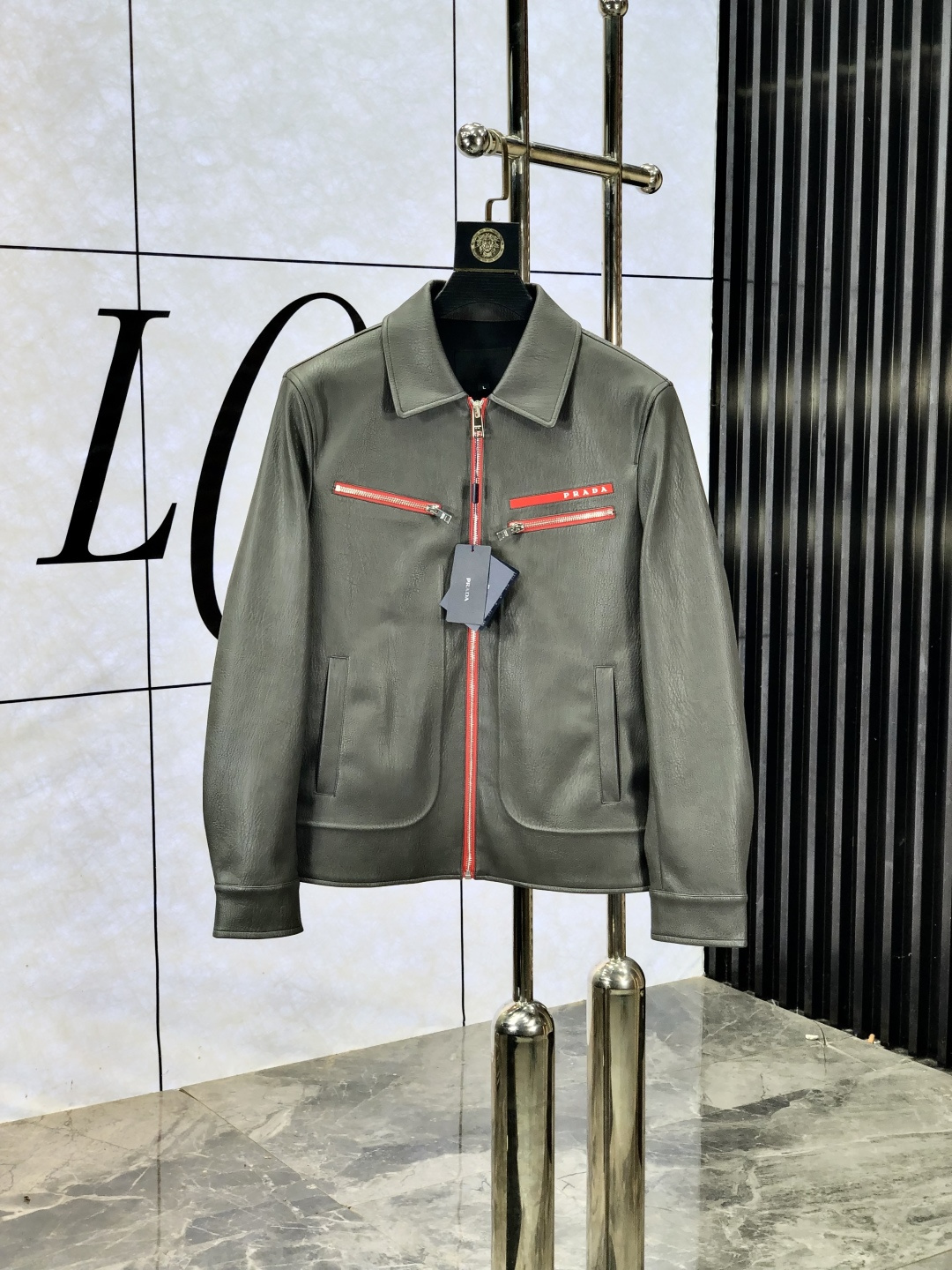 NO:515024,.Prada. 25 autumn and winter new product is available for sale in leather jackets, casual and daily wear!  The upper body modifies the body, perfectly combines fashion aesthetics with the concept of new urban business and leisure, and the Italian minimalist, capable and outdoor functional styles are interpreted in the ultimate form, both solemn and harmonious, creating a unique styling item. The overall outline tends to be simple, and the 5 is quite individual and elegant in detail, enriching the overall vision. The wardrobe business and leisure is excellent and has a high attendance rate!  It is hard to find!  Count m-3XL m wear 175/130, prada, jackets & coats, jackets & coats, alexander wang19860909.普拉达.25秋冬新品发售拼皮夹克外套,休闲日常穿搭！上身修饰身形、将时装美学和新都市商务休闲概念完美融合,通体将意式的极简、干练和户外功能性风格极致诠释,亦庄亦谐,塑造出别具一格的造型单品,整体轮廓趋于简约风格,5颇为个性且雅痞的细节处理,丰富了整体视觉.衣橱商务休闲绝佳的高出勤率！可遇而不可求！码数m-3XL m穿175/130,,prada,jackets & coats,jackets & coats,alexander wang,Men's clothing