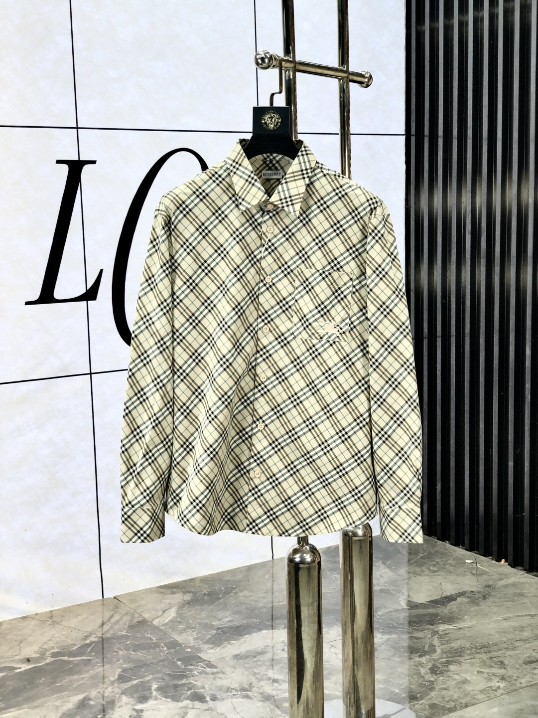 NO:515017,.New new BBR, BBR, checked cotton casual shirts. The old channel is a serious and good thing, 5 order fabrics, must be yarn dyed and woven. The mercerized spinning will not look glossy, but a faint dark luster, which is very high-end! Small loose H-shaped cut, with more than enough upper body, with buttons on the edge of the collar, effectively preventing the tip of the collar to roll up, which is particularly exquisite! The most exquisite one is the new log0, hand-positioned thread embroidery, and the careful production of each needle and thread. The workmanship of the details is very resistant to scrutiny. The diagonal lattice of the front piece is the most basic quality of the brand. Size S-xl S S size shoulder width 49.5 bust 108 sleeve length 63 clothes 73 M size shoulder width 51.5 bust 112 sleeve length 64 clothes 75 L size shoulder width 53.5 bust 116 sleeve length 65 clothes 77  XL size shoulder width 55.5 bust 120 sleeve length 66 clothes length 79, Shirts, alexander wang19860909.新款上新 BBR,BBR、格纹棉质休闲衬衫 老渠道的正经好东西,5订单面料,必须是纱线订染后织,丝光线定纺不会一眼光泽感,而是若有若无的暗光泽,非常显高级! 小宽松H型的剪裁,上身有余,领边设有纽扣,有效防止领尖卷起,格外精致! 最精致的还属新log0,手工定位线绣,每 针每一线的精心制作.细节之处的做工很经得起推敲,前片斜对格是品牌最基本的素养了. 尺码S-xl S码肩宽49.5胸围108袖长63衣长73 M码肩宽51.5胸围112袖长64衣长75 L码肩宽53.5胸围116袖长65衣长77 XL码肩宽55.5胸围120袖长66衣长79,,shirts,alexander wang,Men's clothing