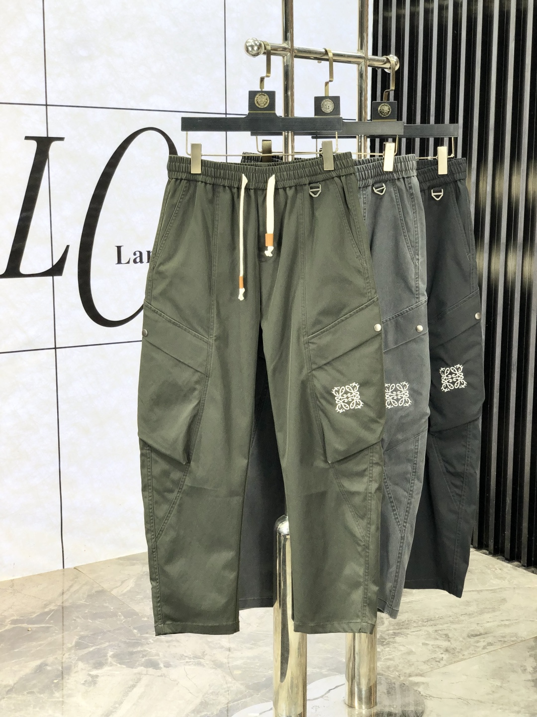 NO:518065,.Luo Yiwei. 2025 autumn and winter new casual work pants Fashionable and casual casual style Micro-stretch fabric The fabric is comfortable and soft, breaking through the feel of conventional denim fabrics, not stuffy, and has excellent comfort. It is free and versatile, and it does not deform for a long time. The upper body effect is excellent. The elegant and elegant tailoring, the design is constantly innovating, but it always maintains a noble and elegant style and taste, interpreting the charm of fashion and leisure products. Counter codes 29-36,,loewe,alexander wang19860909.罗意威.2025秋冬季新款休闲工装裤 时尚休闲 休闲版型 微弹力面料 面料舒适柔软,突破常规牛仔的面料手感,不闷热,舒适感极佳.随意百搭 久洗不变形 上身效果极佳.大方优雅的剪裁,设计不断创新却始终保持着高贵优雅的风格和品位 演绎时尚魅惑 时尚休闲佳品 专柜码数29-36,,loewe,alexander wang,Men's clothing