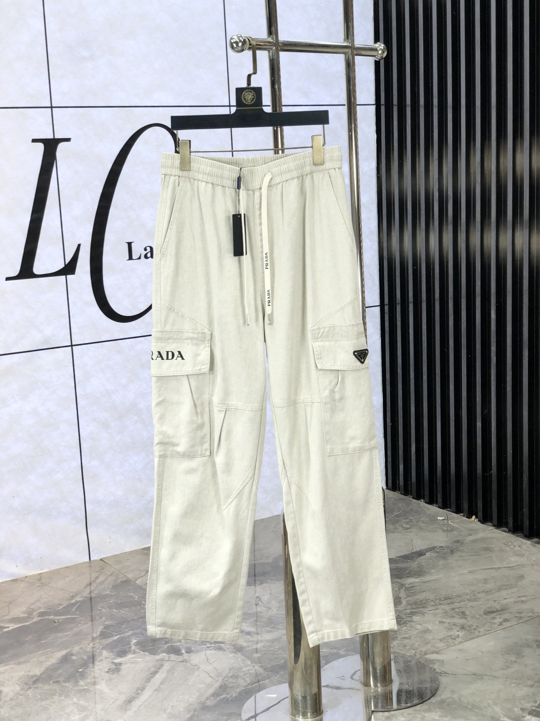 NO:518068,.Prada. 2025 autumn and winter new casual work jeans Fashionable and casual casual style Micro-stretch fabric The fabric is comfortable and soft, breaking through the feel of conventional denim fabrics, not stuffy, and has excellent comfort. It is versatile and versatile, and it does not deform for a long time. The upper body effect is excellent. The elegant and elegant tailoring, the design is constantly innovating, but it always maintains a noble and elegant style and taste, interpreting the charm of fashion and leisure products. Counter codes 29-36,,prada,jeans,alexander wang19860909.普拉达.2025秋冬季新款休闲工装牛仔裤 时尚休闲 休闲版型 微弹力面料 面料舒适柔软,突破常规牛仔的面料手感,不闷热,舒适感极佳.随意百搭 久洗不变形 上身效果极佳.大方优雅的剪裁,设计不断创新却始终保持着高贵优雅的风格和品位 演绎时尚魅惑 时尚休闲佳品 专柜码数29-36,,prada,jeans,alexander wang,Men's clothing