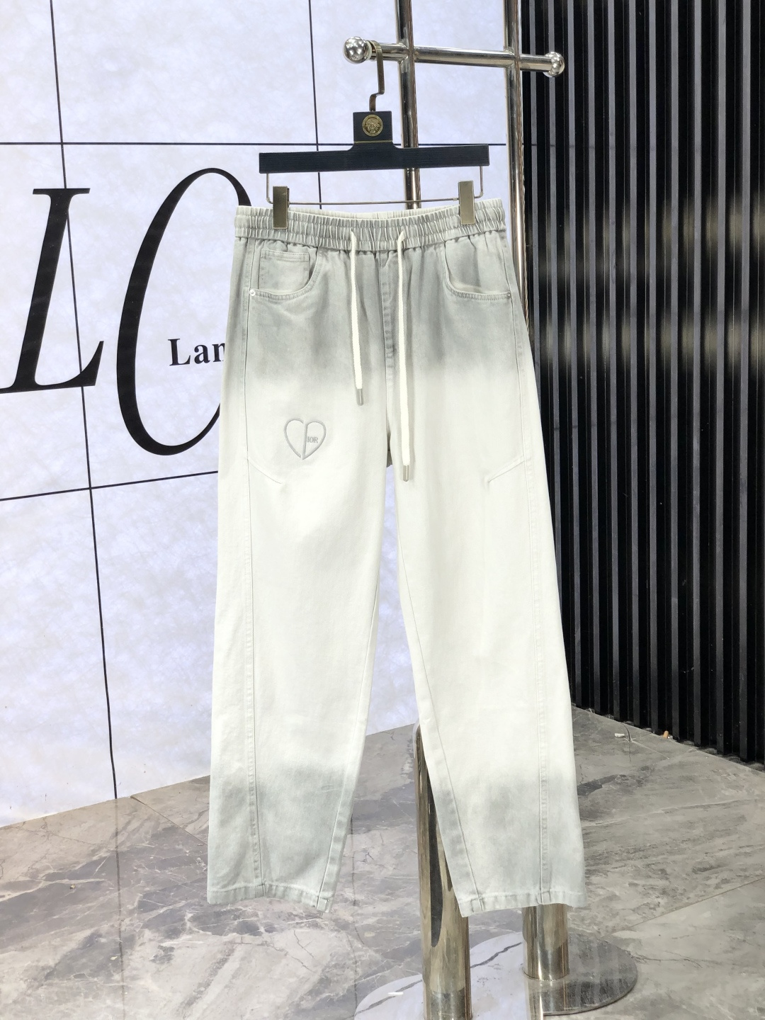 NO:518075,.Dior.2025 autumn and winter new casual work jeans Fashionable and casual casual style Micro-stretch fabric The fabric is comfortable and soft, breaking through the feel of conventional denim fabrics, not stuffy, and has excellent comfort. It is free and versatile, and it does not deform after washing for a long time. The upper body effect is excellent. The elegant and elegant tailoring, the design is constantly innovating, but it always maintains a noble and elegant style and taste, interpreting the charm of fashion and leisure products. Counter codes 29-36,,dior,jeans,alexander wang19860909.Dior.2025秋冬季新款休闲工装牛仔裤 时尚休闲 休闲版型 微弹力面料 面料舒适柔软,突破常规牛仔的面料手感,不闷热,舒适感极佳.随意百搭 久洗不变形 上身效果极佳.大方优雅的剪裁,设计不断创新却始终保持着高贵优雅的风格和品位 演绎时尚魅惑 时尚休闲佳品 专柜码数29-36,,dior,jeans,alexander wang,Men's clothing