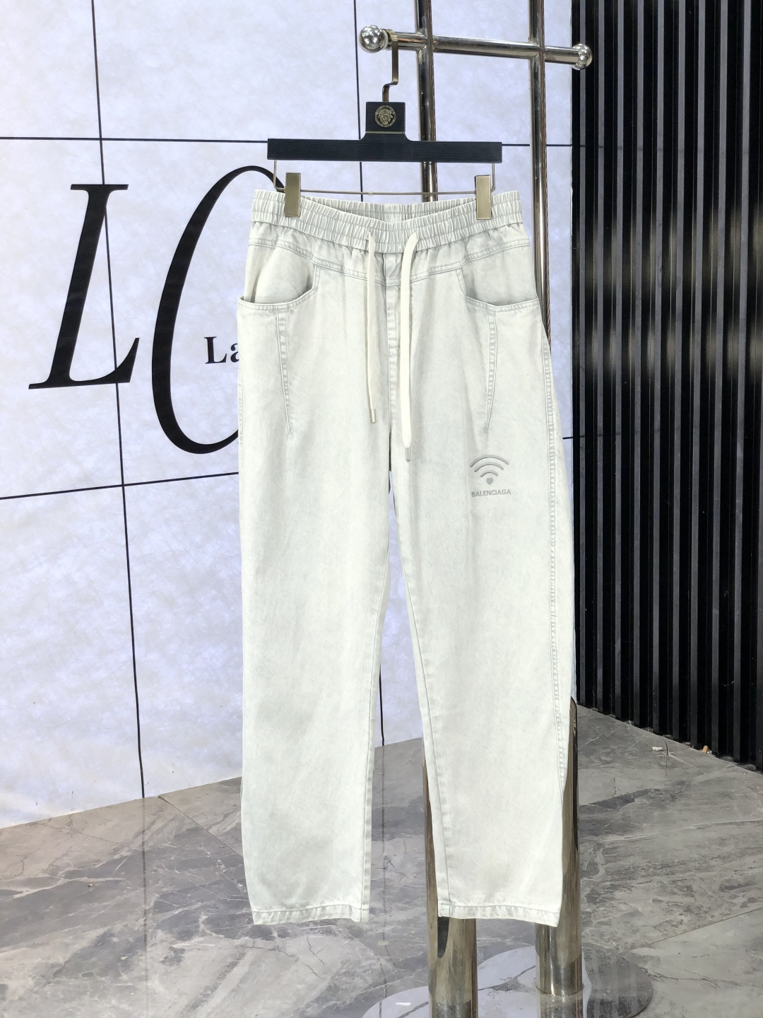 NO:518077,.Balenciaga. 2025 autumn and winter new casual work jeans Fashionable and casual casual style Micro-stretch fabric The fabric is comfortable and soft, breaking through the feel of conventional denim fabrics, not stuffy, and has excellent comfort. It is free and versatile, and it does not deform after washing for a long time. The upper body effect is excellent. The elegant and elegant tailoring, the design is constantly innovating, but it always maintains a noble and elegant style and taste, interpreting the charm of fashion and leisure products. Counter codes 29-36,,balenciaga,jeans,alexander wang19860909.巴黎世家.2025秋冬季新款休闲工装牛仔裤 时尚休闲 休闲版型 微弹力面料 面料舒适柔软,突破常规牛仔的面料手感,不闷热,舒适感极佳.随意百搭 久洗不变形 上身效果极佳.大方优雅的剪裁,设计不断创新却始终保持着高贵优雅的风格和品位 演绎时尚魅惑 时尚休闲佳品 专柜码数29-36,,balenciaga,jeans,alexander wang,Men's clothing