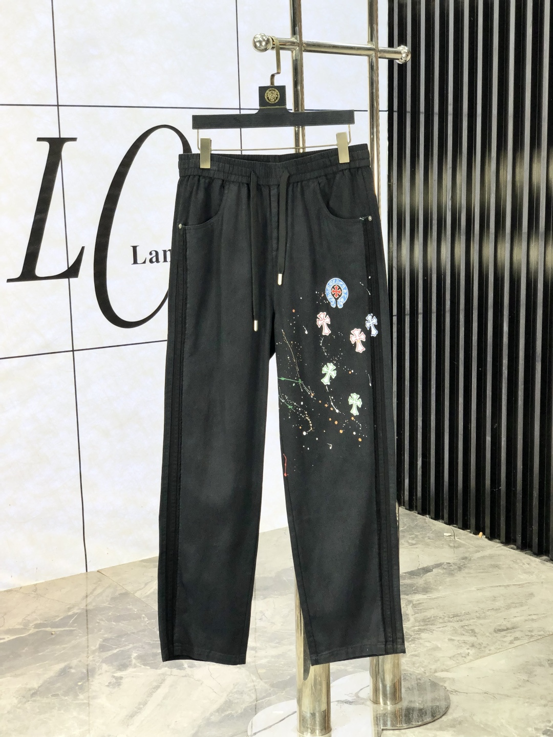 NO:518081,.Croxin. 2025 autumn and winter new casual work jeans Fashionable and casual casual style Micro-stretch fabric The fabric is comfortable and soft, breaking through the feel of conventional denim fabrics, not stuffy, and has excellent comfort. It is free and versatile, and it does not deform for a long time. The upper body effect is excellent. The elegant and elegant tailoring, the design is constantly innovating, but it always maintains a noble and elegant style and taste, interpreting the charm of fashion, and the best products for fashion and leisure. Counter codes 29-36, chrome hearts, jeans, alexander wang19860909.克罗心.2025秋冬季新款休闲工装牛仔裤 时尚休闲 休闲版型 微弹力面料 面料舒适柔软,突破常规牛仔的面料手感,不闷热,舒适感极佳.随意百搭 久洗不变形 上身效果极佳.大方优雅的剪裁,设计不断创新却始终保持着高贵优雅的风格和品位 演绎时尚魅惑 时尚休闲佳品 专柜码数29-36,,chrome hearts,jeans,alexander wang,Men's clothing