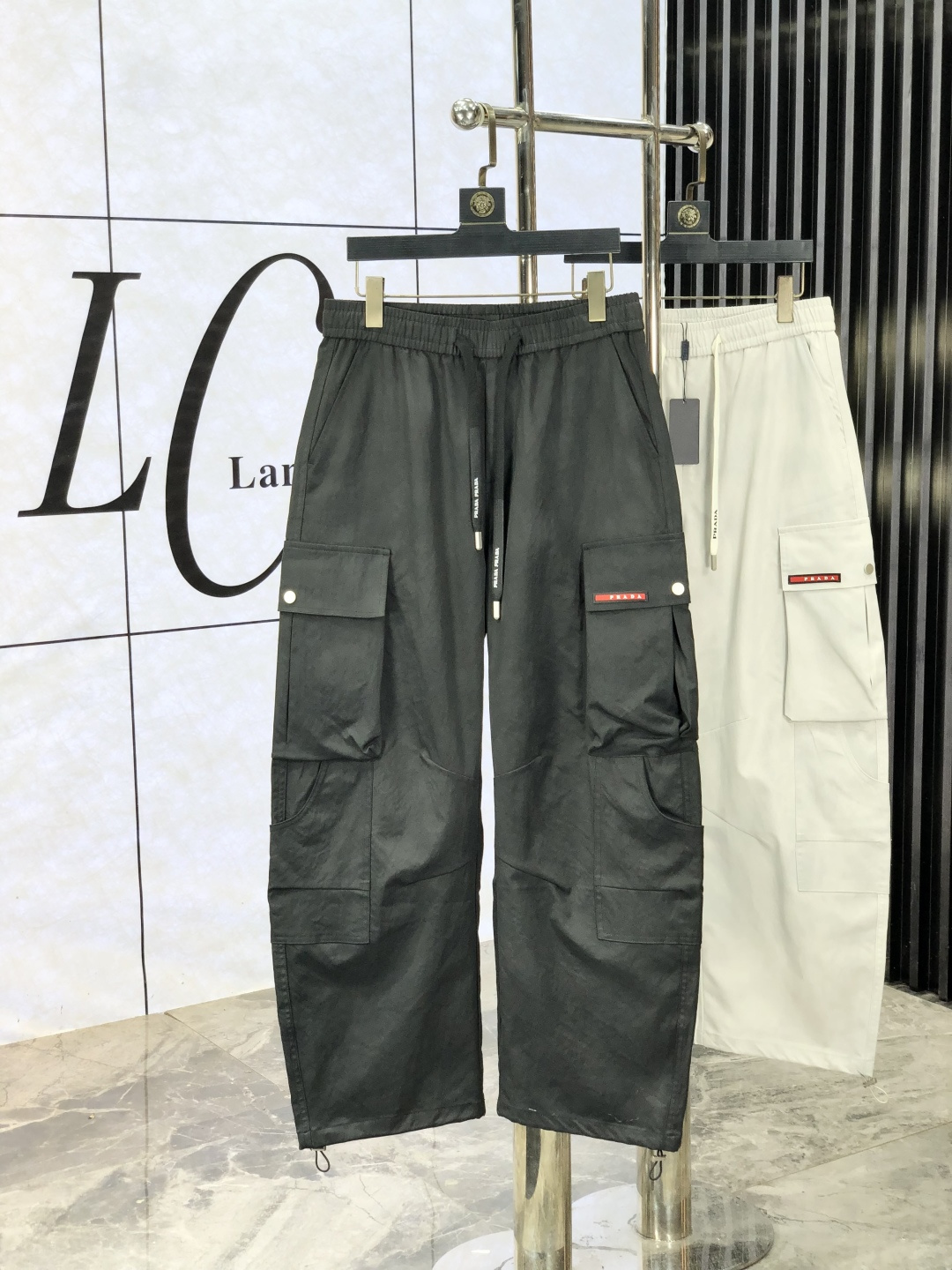 NO:518083,.Prada. 2025 autumn and winter new casual work jeans Fashionable and casual casual style Micro-stretch fabric The fabric is comfortable and soft, breaking through the feel of conventional denim fabrics, not stuffy, and has excellent comfort. It is versatile and versatile, and it does not deform for a long time. The upper body effect is excellent. The elegant and elegant tailoring, the design is constantly innovating, but it always maintains a noble and elegant style and taste, interpreting the charm of fashion and leisure products. Counter codes 29-36,,prada,jeans,alexander wang19860909.普拉达.2025秋冬季新款休闲工装牛仔裤 时尚休闲 休闲版型 微弹力面料 面料舒适柔软,突破常规牛仔的面料手感,不闷热,舒适感极佳.随意百搭 久洗不变形 上身效果极佳.大方优雅的剪裁,设计不断创新却始终保持着高贵优雅的风格和品位 演绎时尚魅惑 时尚休闲佳品 专柜码数29-36,,prada,jeans,alexander wang,Men's clothing