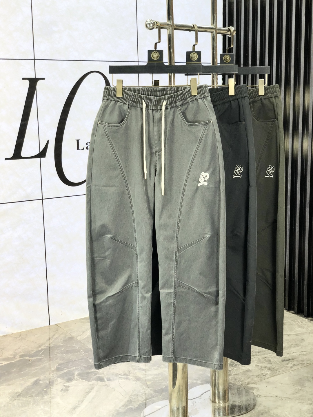 NO:518086,.Y3. 2025 new casual work jeans in autumn and winter, fashionable and casual casual style, micro-stretch fabric, the fabric is comfortable and soft, breaking through the feel of conventional denim fabrics, not stuffy, and has excellent comfort. It is free and versatile, and it does not deform after washing for a long time. The upper body effect is excellent. The elegant and elegant tailoring, the design is constantly innovating, but it always maintains a noble and elegant style and taste, interpreting the charm of fashion, and the best fashion products. Counter codes 29-36,, jeans, alexander wang19860909.Y3.2025秋冬季新款休闲工装牛仔裤 时尚休闲 休闲版型 微弹力面料 面料舒适柔软,突破常规牛仔的面料手感,不闷热,舒适感极佳.随意百搭 久洗不变形 上身效果极佳.大方优雅的剪裁,设计不断创新却始终保持着高贵优雅的风格和品位 演绎时尚魅惑 时尚休闲佳品 专柜码数29-36,,jeans,alexander wang,Men's clothing