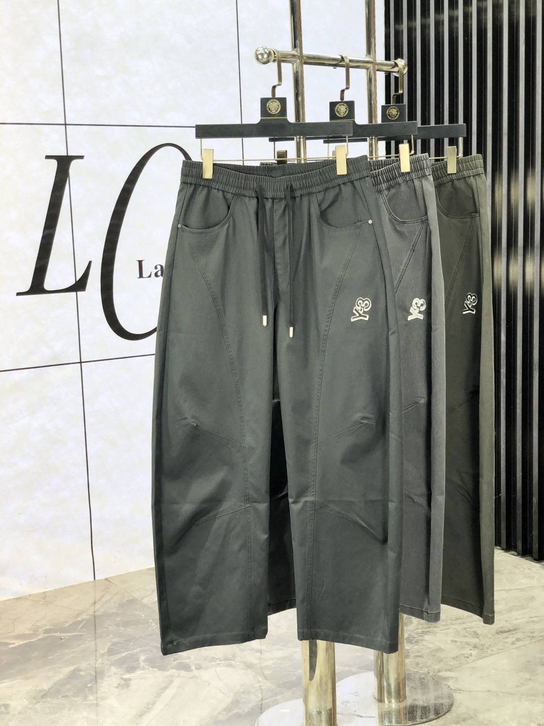 NO:518089,.Y3 .2025 new casual work pants in autumn and winter, fashionable and casual casual style, micro-stretch fabric, the fabric is comfortable and soft, breaking through the feel of conventional denim fabrics, not stuffy, and excellent comfort. It is free and versatile, and it does not deform after washing for a long time. The upper body effect is excellent. The elegant and elegant tailoring, the design is constantly innovating, but it always maintains a noble and elegant style and taste, interpreting the charm of fashion, fashionable and casual products, counter number 29-36,,alexander wang19860909.Y3 .2025秋冬季新款休闲工装裤 时尚休闲 休闲版型 微弹力面料 面料舒适柔软,突破常规牛仔的面料手感,不闷热,舒适感极佳.随意百搭 久洗不变形 上身效果极佳.大方优雅的剪裁,设计不断创新却始终保持着高贵优雅的风格和品位 演绎时尚魅惑 时尚休闲佳品 专柜码数29-36,,alexander wang,Men's clothing