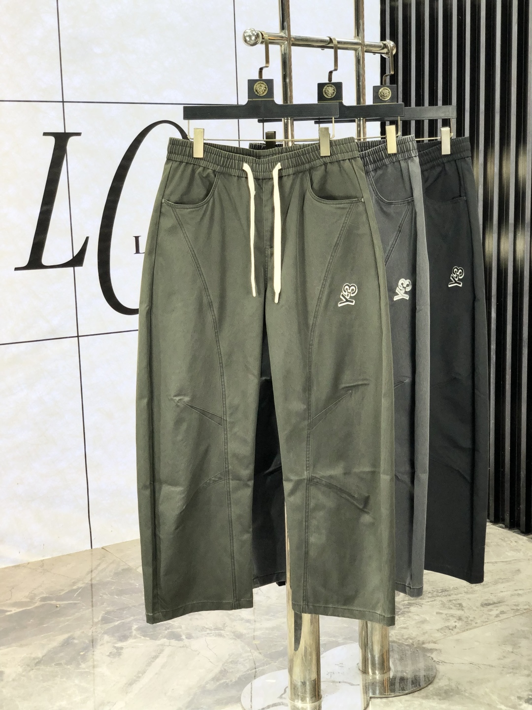 NO:518085,.Y3. 2025 new casual work pants in autumn and winter, fashionable and casual casual style, micro-stretch fabric, the fabric is comfortable and soft, breaking through the feel of conventional denim fabrics, not stuffy, and excellent comfort. It is free and versatile, and it does not deform after washing for a long time. The upper body effect is excellent. The elegant and elegant tailoring, the design is constantly innovating, but it always maintains a noble and elegant style and taste, interpreting the charm of fashion, fashionable and casual products, counter number 29-36,,alexander wang19860909.Y3.2025秋冬季新款休闲工装裤 时尚休闲 休闲版型 微弹力面料 面料舒适柔软,突破常规牛仔的面料手感,不闷热,舒适感极佳.随意百搭 久洗不变形 上身效果极佳.大方优雅的剪裁,设计不断创新却始终保持着高贵优雅的风格和品位 演绎时尚魅惑 时尚休闲佳品 专柜码数29-36,,alexander wang,Men's clothing