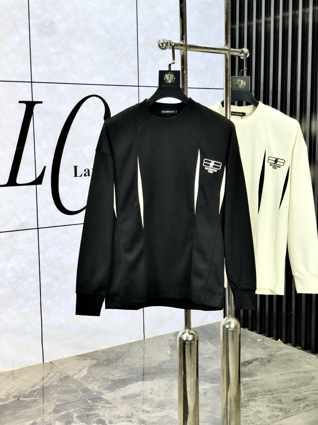 NO:518091,.Balenicaga. 2025 autumn and winter new letter logo knitted cotton sweatshirt T-shirt channel quality!  Urban series products, created with full luxury letter logo elements, high-end temperament and top style, a single item with a very tone and charm!  Original custom imported double-sided water-soluble cotton fabric, comfortable to touch, embroidered letter design effect is quite exquisite, fashionable, classic and versatile!  Size M—XXXL.m wear 175/130 catties, balenciaga, hoodie, sweatshirts, tees, t-shirt, alexander wang19860909.巴黎世家.2025秋冬新款字母logo针织棉卫衣T恤 渠道精品！都市系列产物,奢华程度满分的字母logo元素打造,高端气质型必入的极品款式,一款极具腔调感与魅力的单品！ 原版定制进口双面水溶棉面料,手感舒适,刺绣字母设计效果相当精致,时尚经典百搭！ 尺码M—XXXL.m穿175/130斤,,balenciaga,hoodie,sweatshirts,tees，t-shirt,alexander wang,Men's clothing