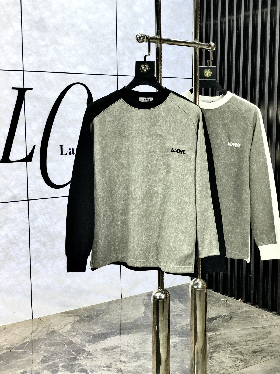 NO:518095,.Luo Yiwei .2025 autumn and winter new letter logo knitted cotton sweatshirt T-shirt channel quality!  Urban series products, created with full luxury letter logo elements, high-end temperament and top style, a single item with a very tone and charm!  Original custom imported double-sided water-soluble cotton fabric, comfortable to touch, embroidered letter design effect is quite exquisite, fashionable, classic and versatile!  Size M—XXXL.m wear 175/130 catties, loewe, hoodie, sweatshirts, tees, t-shirt, alexander wang19860909.罗意威 .2025秋冬新款字母logo针织棉卫衣T恤 渠道精品！都市系列产物,奢华程度满分的字母logo元素打造,高端气质型必入的极品款式,一款极具腔调感与魅力的单品！ 原版定制进口双面水溶棉面料,手感舒适,刺绣字母设计效果相当精致,时尚经典百搭！ 尺码M—XXXL.m穿175/130斤,,loewe,hoodie,sweatshirts,tees，t-shirt,alexander wang,Men's clothing