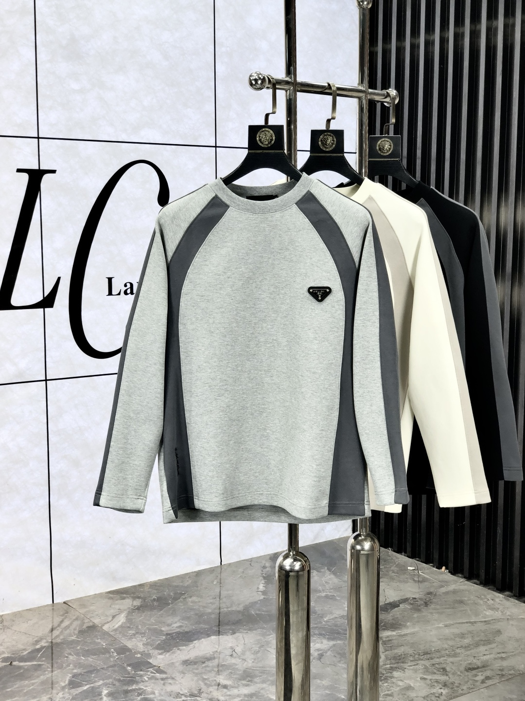 NO:518101,.Prada. 2025 autumn and winter new letter logo knitted cotton sweatshirt T-shirt channel quality!  Urban series products, created with full luxury letter logo elements, high-end temperament and top style, a single item with a very tone and charm!  Original custom imported double-sided water-soluble cotton fabric, comfortable to touch, embroidered letter design effect is quite exquisite, fashionable, classic and versatile!  Size M—XXXL.m wear 175/130 catties, prada, hoodie, sweatshirts,tees, t-shirt,alexander wang19860909.普拉达.2025秋冬新款字母logo针织棉卫衣T恤 渠道精品！都市系列产物,奢华程度满分的字母logo元素打造,高端气质型必入的极品款式,一款极具腔调感与魅力的单品！ 原版定制进口双面水溶棉面料,手感舒适,刺绣字母设计效果相当精致,时尚经典百搭！ 尺码M—XXXL.m穿175/130斤,,prada,hoodie,sweatshirts,tees，t-shirt,alexander wang,Men's clothing