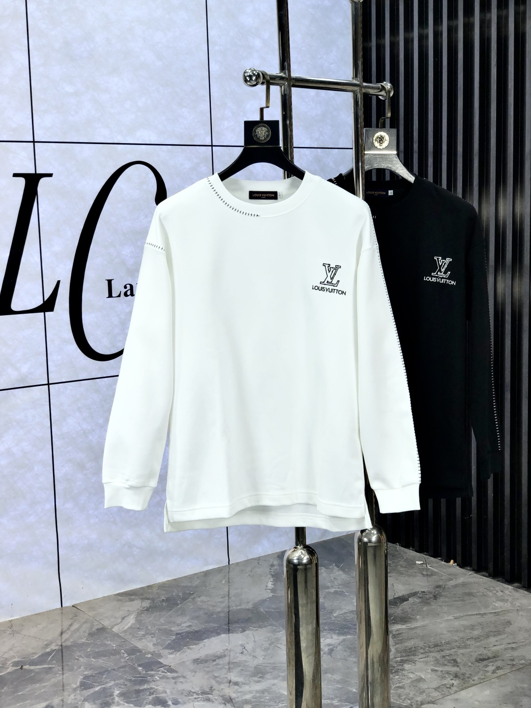 NO:518102,.Lv.2025 autumn and winter new letter logo knitted cotton sweatshirt T-shirt channel quality!  Urban series products, created with full luxury letter logo elements, high-end temperament and top style, a single item with a very tone and charm!  Original custom imported double-sided water-soluble cotton fabric, comfortable to touch, embroidered letter design effect is quite exquisite, fashionable, classic and versatile!  Size M—XXXL.m wear 175/130 catties, louis vuitton, hoodie, sweatshirts, tees, t-shirt, alexander wang19860909.Lv .2025秋冬新款字母logo针织棉卫衣T恤 渠道精品！都市系列产物,奢华程度满分的字母logo元素打造,高端气质型必入的极品款式,一款极具腔调感与魅力的单品！ 原版定制进口双面水溶棉面料,手感舒适,刺绣字母设计效果相当精致,时尚经典百搭！ 尺码M—XXXL.m穿175/130斤,,louis vuitton,hoodie,sweatshirts,tees，t-shirt,alexander wang,Men's clothing