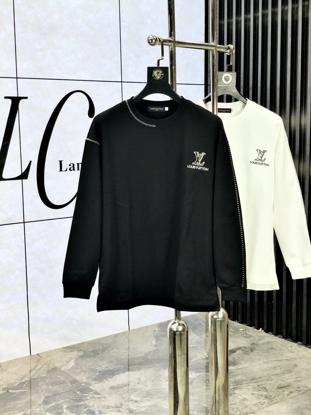 NO:518087,.Lv.2025 autumn and winter new letter logo knitted cotton sweatshirt T-shirt channel quality!  Urban series products, created with full luxury letter logo elements, high-end temperament and top style, a single item with a very tone and charm!  Original custom imported double-sided water-soluble cotton fabric, comfortable to touch, embroidered letter design effect is quite exquisite, fashionable, classic and versatile!  Size M—XXXL.m wear 175/130 catties, louis vuitton, hoodie, sweatshirts, tees, t-shirt, alexander wang19860909.Lv.2025秋冬新款字母logo针织棉卫衣T恤 渠道精品！都市系列产物,奢华程度满分的字母logo元素打造,高端气质型必入的极品款式,一款极具腔调感与魅力的单品！ 原版定制进口双面水溶棉面料,手感舒适,刺绣字母设计效果相当精致,时尚经典百搭！ 尺码M—XXXL.m穿175/130斤,,louis vuitton,hoodie,sweatshirts,tees，t-shirt,alexander wang,Men's clothing