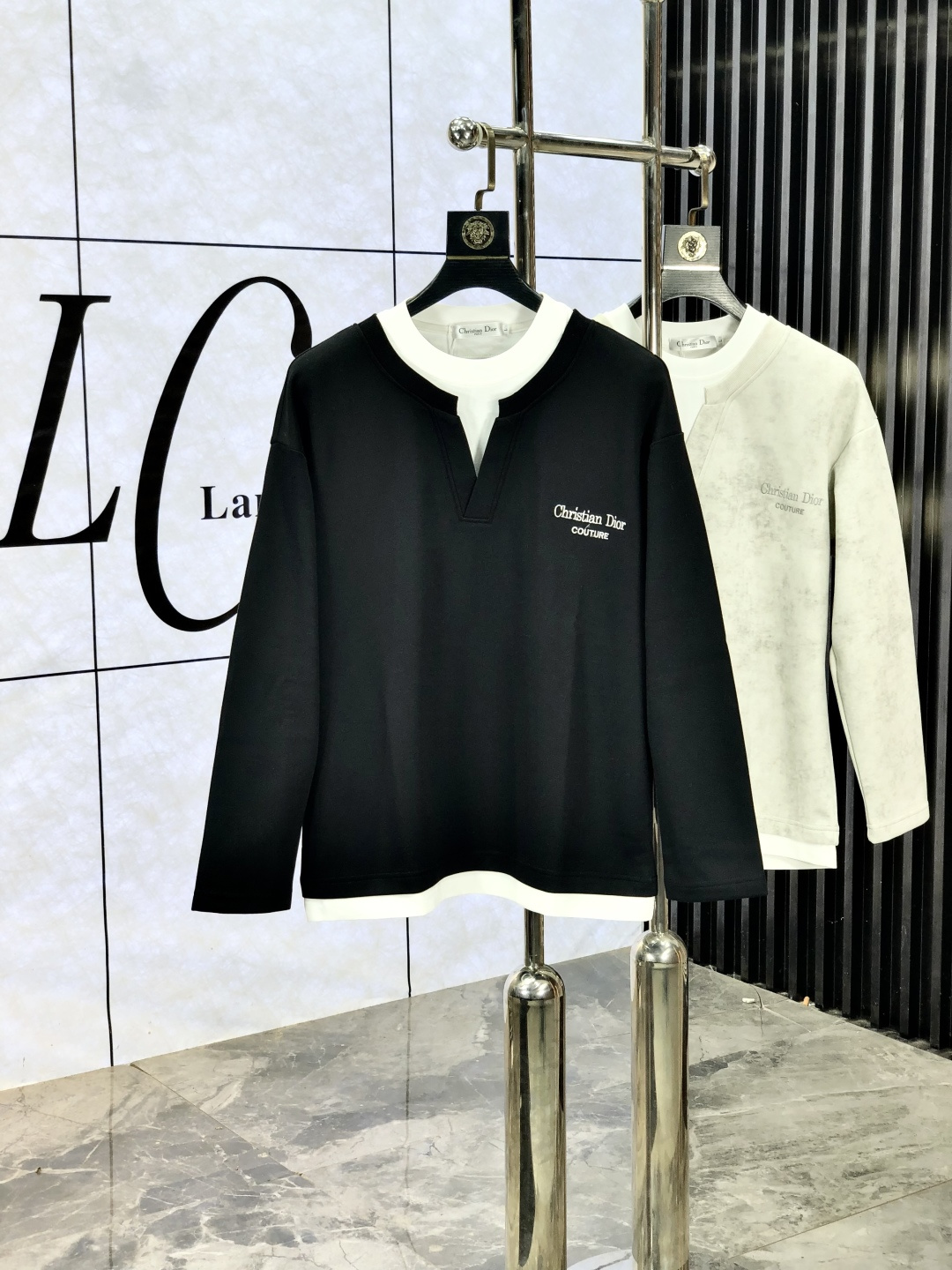 NO:518090,.Dior.2025 autumn and winter new letter logo knitted cotton sweatshirt T-shirt channel quality!  Urban series products, created with full luxury letter logo elements, high-end temperament and top style, a single item with a very tone and charm!  Original custom imported double-sided water-soluble cotton fabric, comfortable to touch, embroidered letter design effect is quite exquisite, fashionable, classic and versatile!  Size M—XXXL.m wear 175/130 catties,dior,hoodie,sweatshirts,tees,t-shirt,alexander wang19860909.Dior.2025秋冬新款字母logo针织棉卫衣T恤 渠道精品！都市系列产物,奢华程度满分的字母logo元素打造,高端气质型必入的极品款式,一款极具腔调感与魅力的单品！ 原版定制进口双面水溶棉面料,手感舒适,刺绣字母设计效果相当精致,时尚经典百搭！ 尺码M—XXXL.m穿175/130斤,,dior,hoodie,sweatshirts,tees，t-shirt,alexander wang,Men's clothing