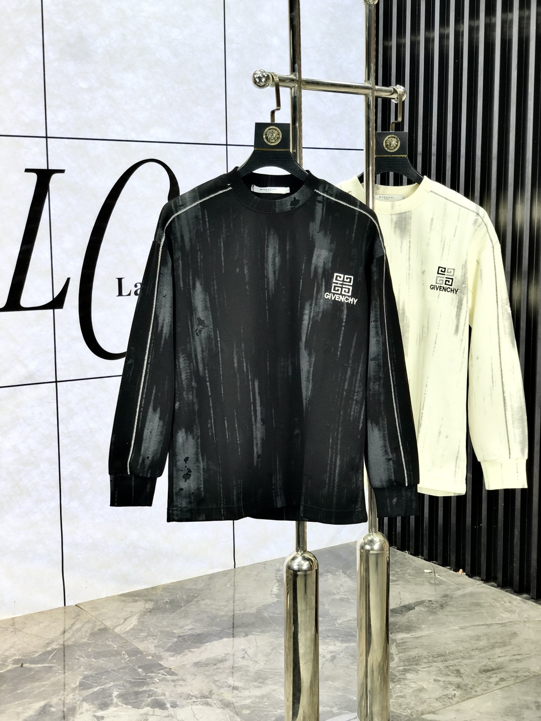 NO:518092,.Givenchy. 2025 autumn and winter new letter logo knitted cotton sweatshirt T-shirt, channel quality!  Urban series products, created with full luxury letter logo elements, high-end temperament and top style, a single item with a very tone and charm!  Original custom imported double-sided water-soluble cotton fabric, comfortable to touch, embroidered letter design effect is quite exquisite, fashionable, classic and versatile!  Size M—XXXL.m wear 175/130 catties, given hoodie, sweatshirts, tees, t-shirt, alexander wang19860909.纪梵希.2025秋冬新款字母logo针织棉卫衣T恤 渠道精品！都市系列产物,奢华程度满分的字母logo元素打造,高端气质型必入的极品款式,一款极具腔调感与魅力的单品！ 原版定制进口双面水溶棉面料,手感舒适,刺绣字母设计效果相当精致,时尚经典百搭！ 尺码M—XXXL.m穿175/130斤,,givenchy,hoodie,sweatshirts,tees，t-shirt,alexander wang,Men's clothing