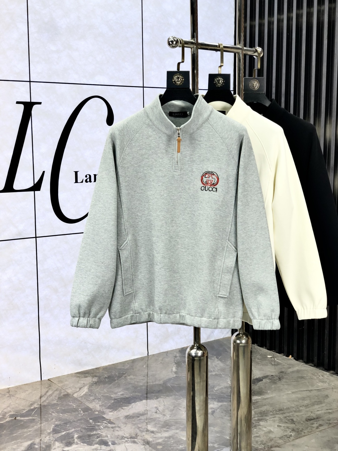 NO:518094,.Gucci.2025 autumn and winter new letter logo knitted cotton sweatshirt T-shirt channel quality!  Urban series products, created with full luxury letter logo elements, high-end temperament and top style, a single item with a very tone and charm!  Original custom imported double-sided water-soluble cotton fabric, comfortable to touch, embroidered letter design effect is quite exquisite, fashionable, classic and versatile!  Size M—XXXL.m wear 175/130 catties, gucci, hoodie, sweatshirts, tees, t-shirt, alexander wang19860909.Gucci.2025秋冬新款字母logo针织棉卫衣T恤 渠道精品！都市系列产物,奢华程度满分的字母logo元素打造,高端气质型必入的极品款式,一款极具腔调感与魅力的单品！ 原版定制进口双面水溶棉面料,手感舒适,刺绣字母设计效果相当精致,时尚经典百搭！ 尺码M—XXXL.m穿175/130斤,,gucci,hoodie,sweatshirts,tees，t-shirt,alexander wang,Men's clothing