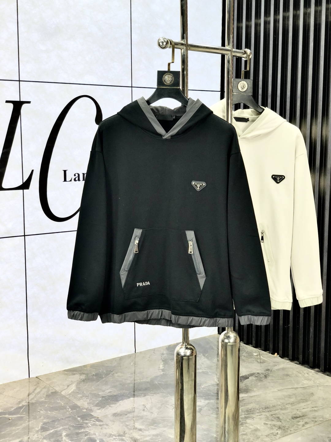 NO:518096,.Prada. 2025 autumn and winter new letter logo knitted cotton sweatshirt T-shirt channel quality!  Urban series products, created with full luxury letter logo elements, high-end temperament and top style, a single item with a very tone and charm!  Original custom imported double-sided water-soluble cotton fabric, comfortable to touch, embroidered letter design effect is quite exquisite, fashionable, classic and versatile!  Size M—XXXL.m wear 175/130 catties, prada, hoodie, sweatshirts,tees, t-shirt,alexander wang19860909.普拉达.2025秋冬新款字母logo针织棉卫衣T恤 渠道精品！都市系列产物,奢华程度满分的字母logo元素打造,高端气质型必入的极品款式,一款极具腔调感与魅力的单品！ 原版定制进口双面水溶棉面料,手感舒适,刺绣字母设计效果相当精致,时尚经典百搭！ 尺码M—XXXL.m穿175/130斤,,prada,hoodie,sweatshirts,tees，t-shirt,alexander wang,Men's clothing