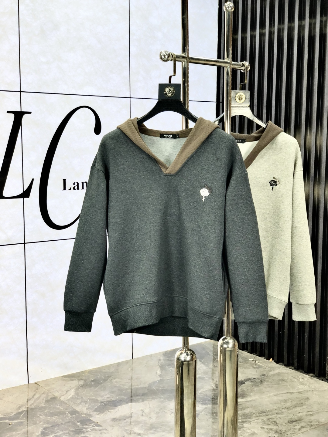 NO:518098,.Gucci.2025 autumn and winter new letter logo knitted cotton sweatshirt T-shirt channel quality!  Urban series products, created with full luxury letter logo elements, high-end temperament and top style, a single item with a very tone and charm!  Original custom imported double-sided water-soluble cotton fabric, comfortable to touch, embroidered letter design effect is quite exquisite, fashionable, classic and versatile!  Size M—XXXL.m wear 175/130 catties, gucci, hoodie, sweatshirts, tees, t-shirt, alexander wang19860909.Gucci.2025秋冬新款字母logo针织棉卫衣T恤 渠道精品！都市系列产物,奢华程度满分的字母logo元素打造,高端气质型必入的极品款式,一款极具腔调感与魅力的单品！ 原版定制进口双面水溶棉面料,手感舒适,刺绣字母设计效果相当精致,时尚经典百搭！ 尺码M—XXXL.m穿175/130斤,,gucci,hoodie,sweatshirts,tees，t-shirt,alexander wang,Men's clothing