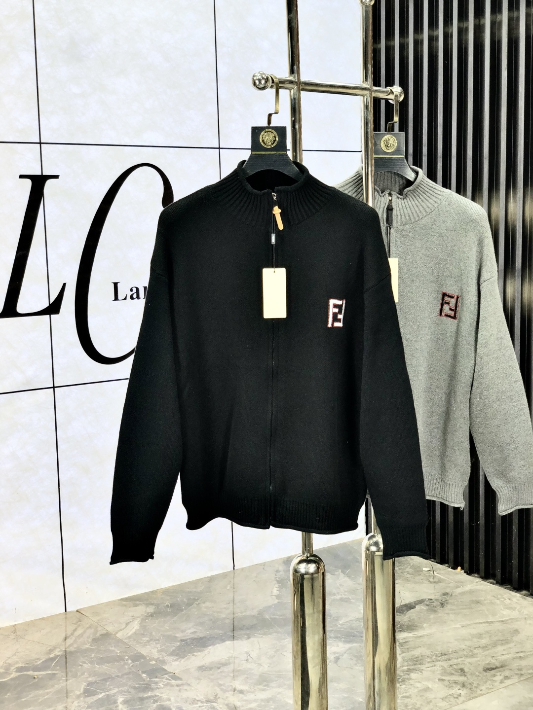 NO:518877,.Fendi. 2025 Autumn and Winter Wool Cashmere Hooded Cardigan Top imported knitted wool fabric made of imported knitted machines, skin-friendly and not thorny, not pilling, very soft, super comfortable, fashionable and personalized, super versatile and beautiful hooded knitted sweater, very suitable for both men and women, essential models for human hands, can be compared with market quality, packaging, tags, collar labels, washing wheat, three-standards are complete m-xxxL.m wear 175/130 catties, fendi, sweaters, hats, alexander wang19860909.芬迪.2025秋冬羊毛羊绒连帽开衫 顶级进口针织羊毛面料 采用进口编织机制造 亲肤不扎身 不起球手感很柔软 超级舒服 时尚又个性 超级百搭好看的连帽针织毛衣 男女都非常合适 人手必备款 可对比市场品质 包装 吊牌 领标 水洗麦 三标齐全 m-xxxL.m穿175/130斤,,fendi,sweaters,hats,alexander wang,Men's clothing