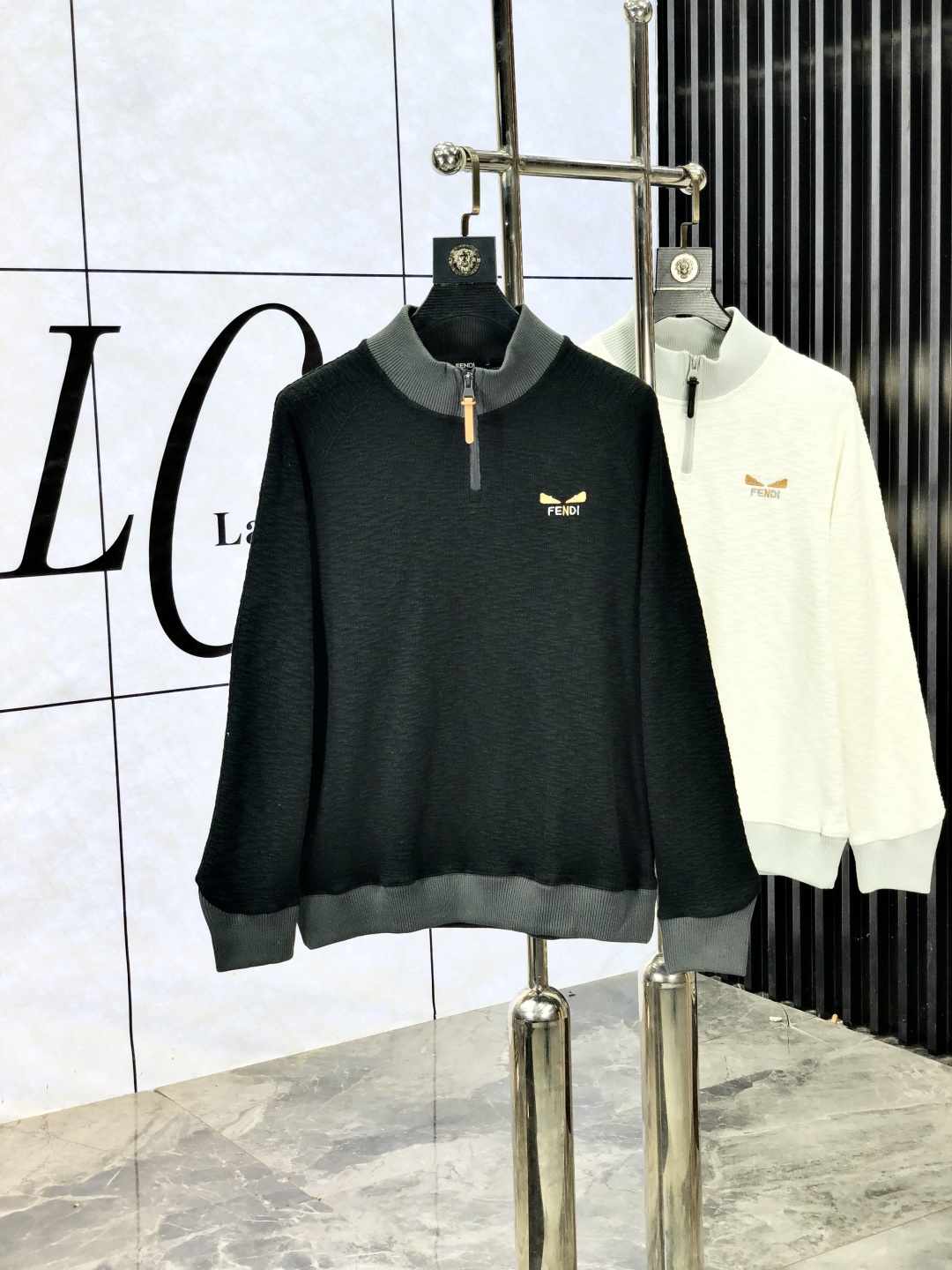 NO:518876,.Fendi. 2025 autumn and winter new letter logo knitted cotton sweatshirt T-shirt channel quality!  Urban series products, created with full luxury letter logo elements, high-end temperament and top style, a single item with a very tone and charm!  Original custom imported double-sided water-soluble cotton fabric, comfortable to touch, embroidered letter design effect is quite exquisite, fashionable, classic and versatile!  Size M—XXXL.m wear 175/130 catties, fendi, hoodie, sweatshirts, tees, t-shirt, alexander wang19860909.芬迪.2025秋冬新款字母logo针织棉卫衣T恤 渠道精品！都市系列产物,奢华程度满分的字母logo元素打造,高端气质型必入的极品款式,一款极具腔调感与魅力的单品！ 原版定制进口双面水溶棉面料,手感舒适,刺绣字母设计效果相当精致,时尚经典百搭！ 尺码M—XXXL.m穿175/130斤,,fendi,hoodie,sweatshirts,tees，t-shirt,alexander wang,Men's clothing