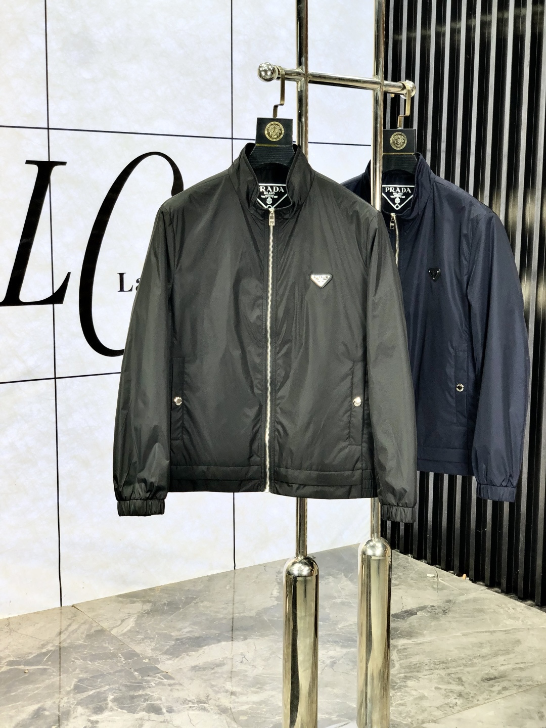 NO:518880,.Prada. New 25 autumn and winter products are available for sale, casual and daily wear!  The upper body modifies the body, perfectly combines fashion aesthetics with the concept of new urban business and leisure, and the Italian minimalist, capable and outdoor functional style are the ultimate interpretation, both solemn and harmonious, h creates a unique styling item, with the overall outline tending to be simple, f is quite individual and elegant, detailing, enriching the overall vision. The wardrobe business and leisure is excellent and high attendance rate!  It is hard to come by!  Count m-3XL m wear 175/130, prada, jackets & coats, jackets & coats, alexander wang19860909.普拉达.25秋冬新品发售夹克外套,休闲日常穿搭！上身修饰身形、将时装美学和新都市商务休闲概念完美融合,通体将意式的极简、干练和户外功能性风格极致诠释,亦庄亦谐,h塑造出别具一格的造型单品,整体轮廓趋于简约风格,f颇为个性且雅痞的细节处理,丰富了整体视觉.衣橱商务休闲绝佳的高出勤率！可遇而不可求！码数m-3XL m穿175/130,,prada,jackets & coats,jackets & coats,alexander wang,Men's clothing