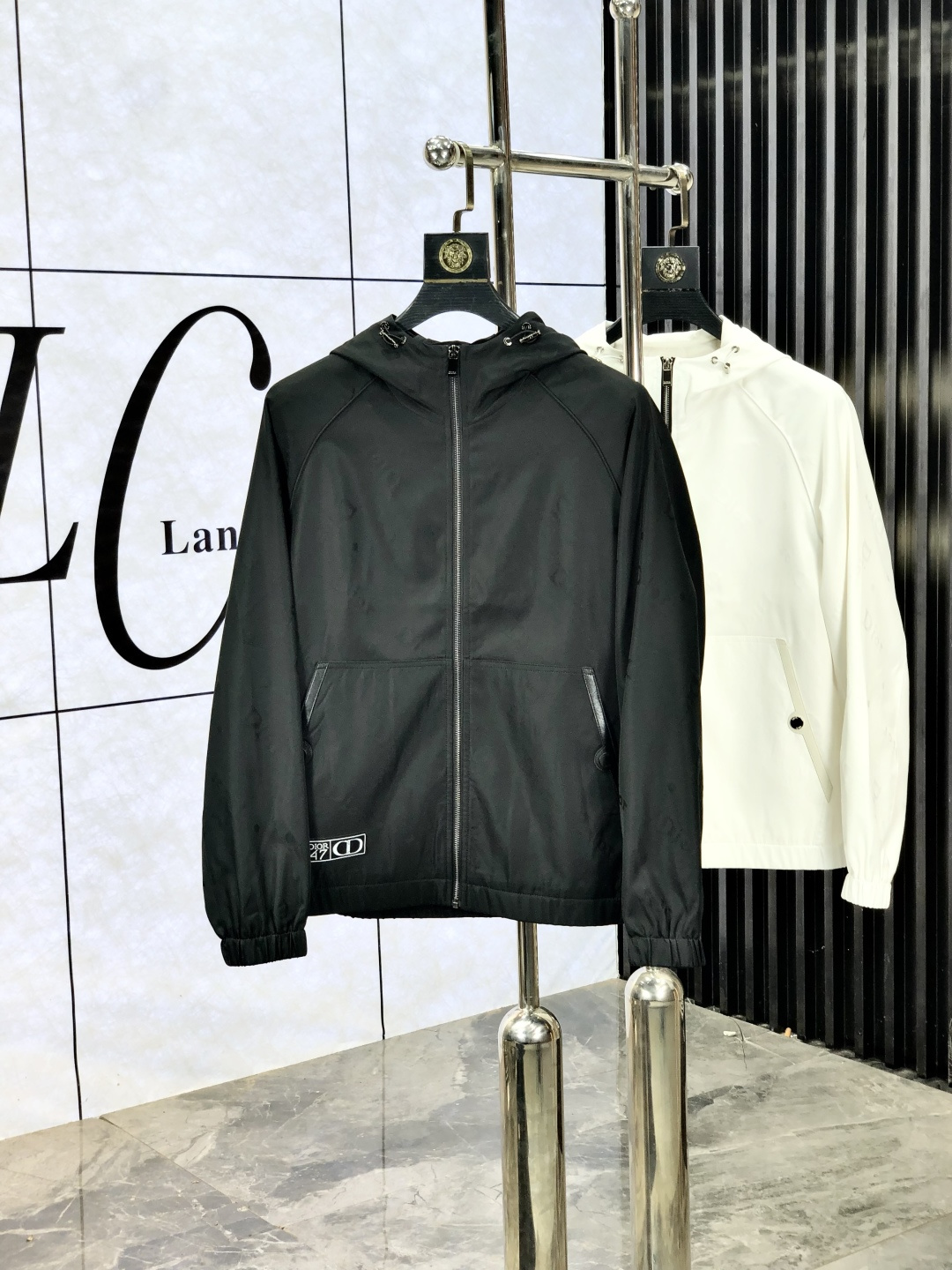 NO:518882,.Dior.25 new autumn and winter products are available for sale, casual and daily wear!  The upper body modifies the body, perfectly combines fashion aesthetics with the concept of new urban business and leisure, and the Italian minimalist, capable and outdoor functional style are the ultimate interpretation, both solemn and harmonious, h creates a unique styling item, with the overall outline tending to be simple, f is quite individual and elegant, detailing, enriching the overall vision. The wardrobe business and leisure is excellent and high attendance rate!  It is hard to come by!  yards m-3XL m wear 175/130,,dior,jackets & coats,jackets & coats,alexander wang19860909.Dior.25秋冬新品发售夹克外套,休闲日常穿搭！上身修饰身形、将时装美学和新都市商务休闲概念完美融合,通体将意式的极简、干练和户外功能性风格极致诠释,亦庄亦谐,h塑造出别具一格的造型单品,整体轮廓趋于简约风格,f颇为个性且雅痞的细节处理,丰富了整体视觉.衣橱商务休闲绝佳的高出勤率！可遇而不可求！码数m-3XL m穿175/130,,dior,jackets & coats,jackets & coats,alexander wang,Men's clothing