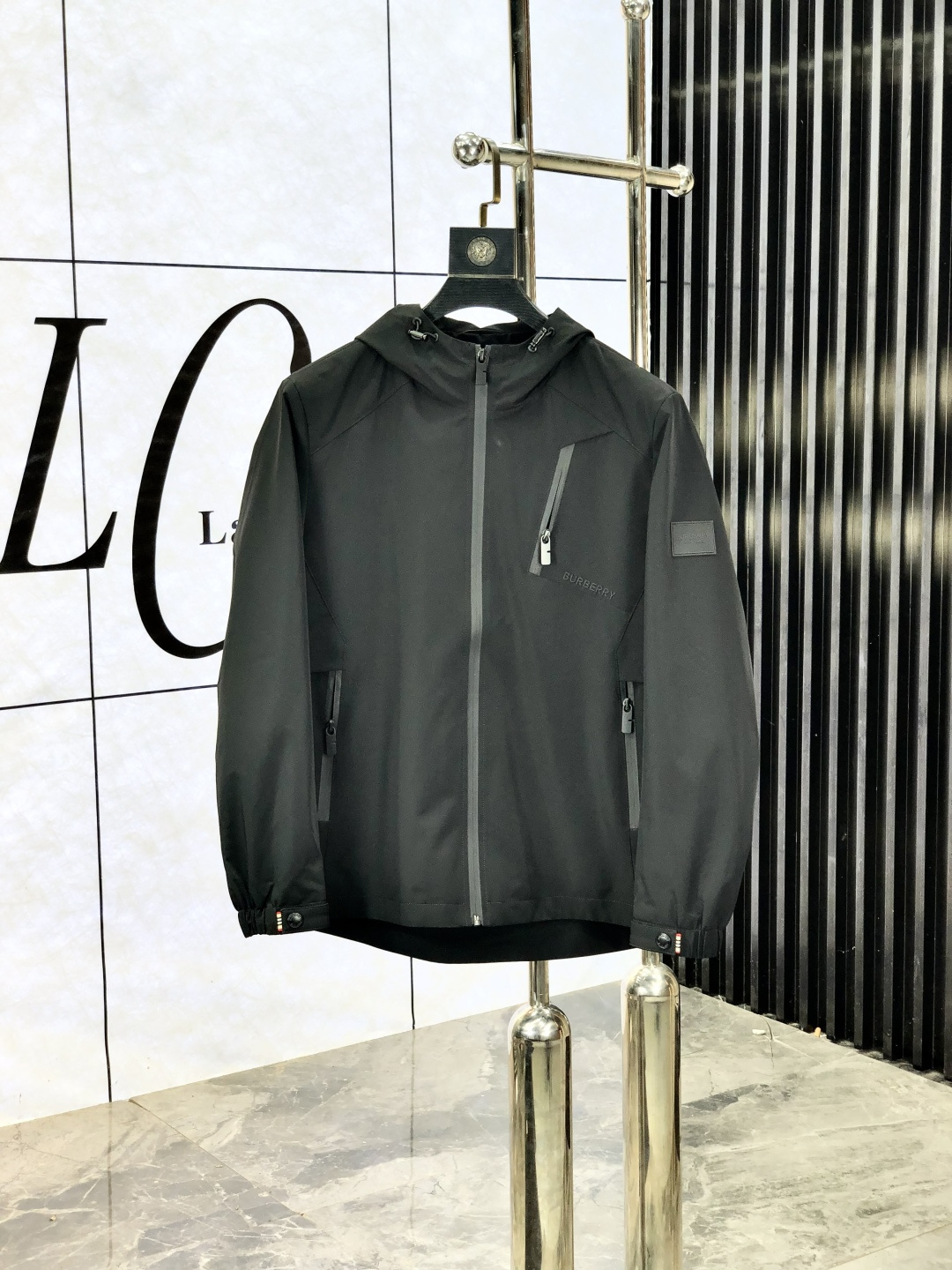 NO:518884,.Burberry. 25 autumn and winter new product is available for sale, casual and daily wear!  The upper body modifies the body, perfectly combines fashion aesthetics with the concept of new urban business and leisure, and the Italian minimalist, capable and outdoor functional style are the ultimate interpretation, both solemn and harmonious, h creates a unique styling item, with the overall outline tending to be simple, f is quite individual and elegant, detailing, enriching the overall vision. The wardrobe business and leisure is excellent and high attendance rate!  It is hard to come by!  Count m-3XL m wear 175/130, burberry, jackets & coats, jackets & coats, alexander wang19860909.巴宝莉.25秋冬新品发售夹克外套,休闲日常穿搭！上身修饰身形、将时装美学和新都市商务休闲概念完美融合,通体将意式的极简、干练和户外功能性风格极致诠释,亦庄亦谐,h塑造出别具一格的造型单品,整体轮廓趋于简约风格,f颇为个性且雅痞的细节处理,丰富了整体视觉.衣橱商务休闲绝佳的高出勤率！可遇而不可求！码数m-3XL m穿175/130,,burberry,jackets & coats,jackets & coats,alexander wang,Men's clothing