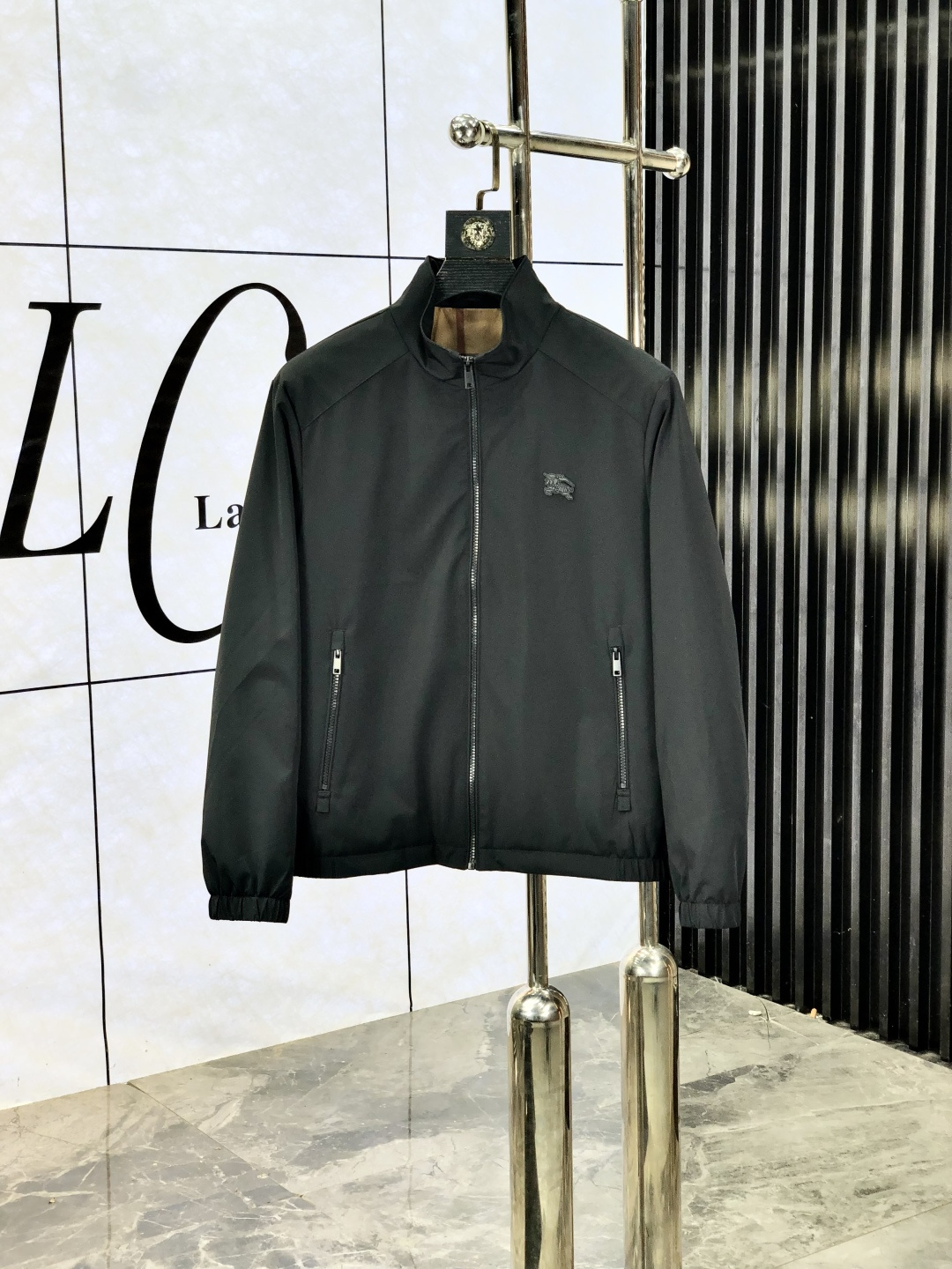 NO:518888,.Burberry. 25 autumn and winter new product is available for sale, casual and daily wear!  The upper body modifies the body, perfectly combines fashion aesthetics with the concept of new urban business and leisure, and the Italian minimalist, capable and outdoor functional style are the ultimate interpretation, both solemn and harmonious, h creates a unique styling item, with the overall outline tending to be simple, f is quite individual and elegant, detailing, enriching the overall vision. The wardrobe business and leisure is excellent and high attendance rate!  It is hard to come by!  Count m-3XL m wear 175/130, burberry, jackets & coats, jackets & coats, alexander wang19860909.巴宝莉.25秋冬新品发售夹克外套,休闲日常穿搭！上身修饰身形、将时装美学和新都市商务休闲概念完美融合,通体将意式的极简、干练和户外功能性风格极致诠释,亦庄亦谐,h塑造出别具一格的造型单品,整体轮廓趋于简约风格,f颇为个性且雅痞的细节处理,丰富了整体视觉.衣橱商务休闲绝佳的高出勤率！可遇而不可求！码数m-3XL m穿175/130,,burberry,jackets & coats,jackets & coats,alexander wang,Men's clothing