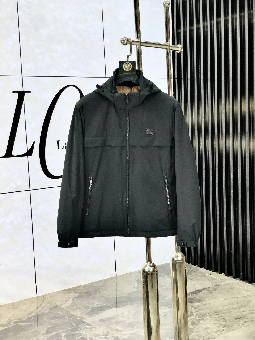 NO:518881,.Burberry. 25 autumn and winter new product is available for sale, casual and daily wear!  The upper body modifies the body, perfectly combines fashion aesthetics with the concept of new urban business and leisure, and the Italian minimalist, capable and outdoor functional style are the ultimate interpretation, both solemn and harmonious, h creates a unique styling item, with the overall outline tending to be simple, f is quite individual and elegant, detailing, enriching the overall vision. The wardrobe business and leisure is excellent and has high attendance rate!  It is hard to find!  Count m-3XL m wear 175/130, burberry, jackets & coats, jackets & coats, alexander wang19860909.巴宝莉.25秋冬新品发售夹克外套,休闲日常穿搭！上身修饰身形、将时装美学和新都市商务休闲概念完美融合,通体将意式的极简、干练和户外功能性风格极致诠释,亦庄亦谐,h塑造出别具一格的造型单品,整体轮廓趋于简约风格,f颇为个性且雅痞的细节处理,丰富了整体视觉.衣橱商务休闲绝佳的高出勤率！可遇而不可求！码数m-3XL m穿175/130,,burberry,jackets & coats,jackets & coats,alexander wang,Men's clothing