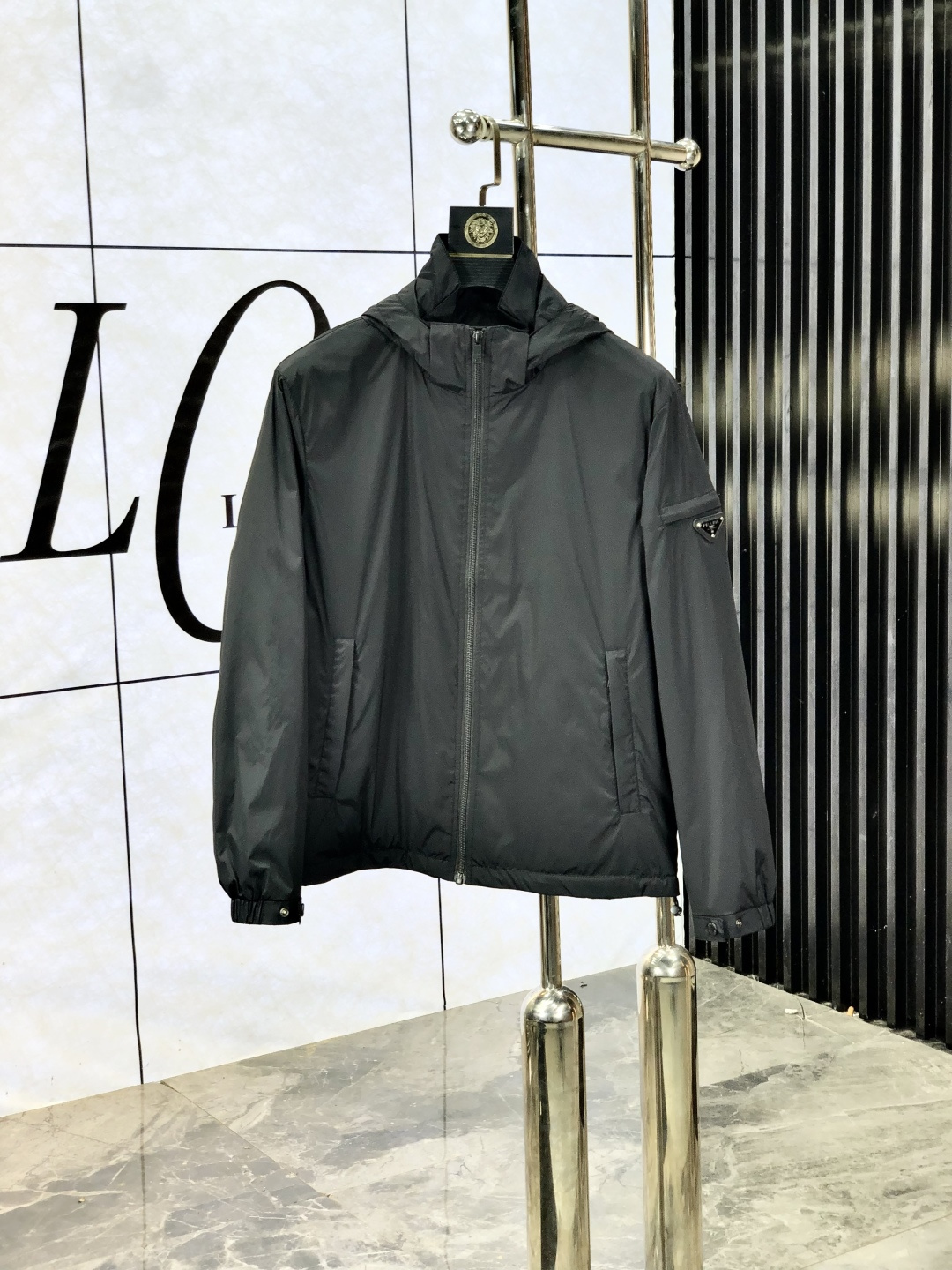 NO:518883,.Prada. New 25 autumn and winter products are available for sale, casual and daily wear!  The upper body modifies the body, perfectly combines fashion aesthetics with the concept of new urban business and leisure, and the Italian minimalist, capable and outdoor functional style are the ultimate interpretation, both solemn and harmonious, h creates a unique styling item, with the overall outline tending to be simple, f is quite individual and elegant, detailing, enriching the overall vision. The wardrobe business and leisure is excellent and has high attendance rate!  It is hard to find!  Count m-3XL m wear 175/130, prada, jackets & coats, jackets & coats, alexander wang19860909.普拉达.25秋冬新品发售夹克外套,休闲日常穿搭！上身修饰身形、将时装美学和新都市商务休闲概念完美融合,通体将意式的极简、干练和户外功能性风格极致诠释,亦庄亦谐,h塑造出别具一格的造型单品,整体轮廓趋于简约风格,f颇为个性且雅痞的细节处理,丰富了整体视觉.衣橱商务休闲绝佳的高出勤率！可遇而不可求！码数m-3XL m穿175/130,,prada,jackets & coats,jackets & coats,alexander wang,Men's clothing