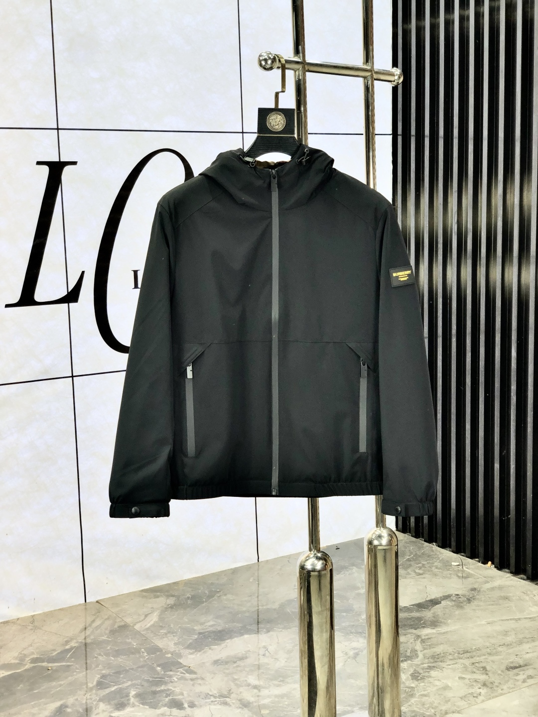 NO:518887,.Burberry. 25 autumn and winter new product is available for sale, casual and daily wear!  The upper body modifies the body, perfectly combines fashion aesthetics with the concept of new urban business and leisure, and the Italian minimalist, capable and outdoor functional style are the ultimate interpretation, both solemn and harmonious, h creates a unique styling item, with the overall outline tending to be simple, f is quite individual and elegant, detailing, enriching the overall vision. The wardrobe business and leisure is excellent and high attendance rate!  It is hard to come by!  Count m-3XL m wear 175/130, burberry, jackets & coats, jackets & coats, alexander wang19860909.巴宝莉.25秋冬新品发售夹克外套,休闲日常穿搭！上身修饰身形、将时装美学和新都市商务休闲概念完美融合,通体将意式的极简、干练和户外功能性风格极致诠释,亦庄亦谐,h塑造出别具一格的造型单品,整体轮廓趋于简约风格,f颇为个性且雅痞的细节处理,丰富了整体视觉.衣橱商务休闲绝佳的高出勤率！可遇而不可求！码数m-3XL m穿175/130,,burberry,jackets & coats,jackets & coats,alexander wang,Men's clothing