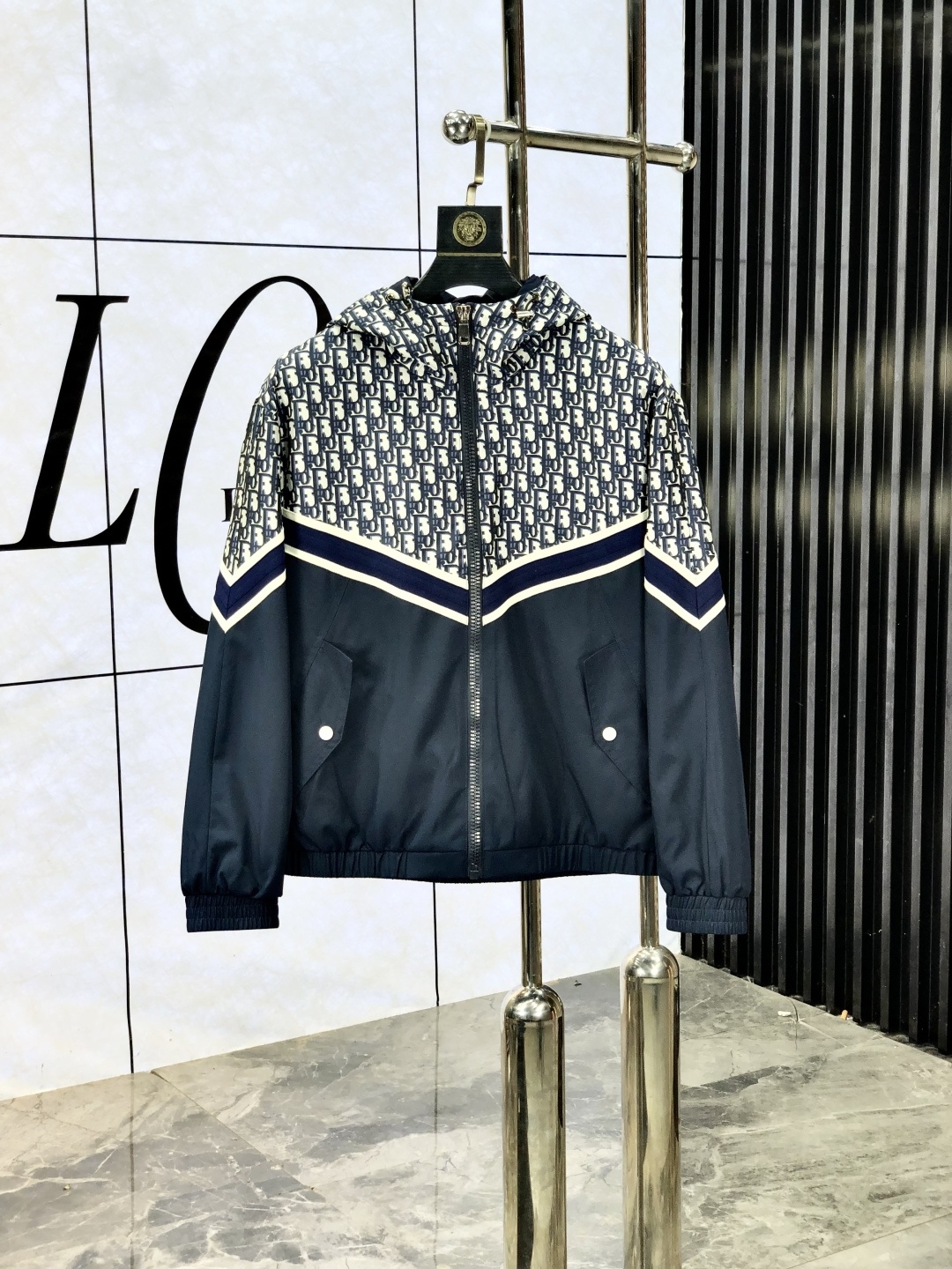 NO:518890,.Dior.25 new autumn and winter products are available for sale, casual and daily wear!  The upper body modifies the body, perfectly combines fashion aesthetics with the concept of new urban business and leisure, and the Italian minimalist, capable and outdoor functional style are the ultimate interpretation, both solemn and harmonious, h creates a unique styling item, with the overall outline tending to be simple, f is quite individual and elegant, detailing, enriching the overall vision. The wardrobe business and leisure is excellent and high attendance rate!  It is hard to come by!  yards m-3XL m wear 175/130,,dior,jackets & coats,jackets & coats,alexander wang19860909.Dior.25秋冬新品发售夹克外套,休闲日常穿搭！上身修饰身形、将时装美学和新都市商务休闲概念完美融合,通体将意式的极简、干练和户外功能性风格极致诠释,亦庄亦谐,h塑造出别具一格的造型单品,整体轮廓趋于简约风格,f颇为个性且雅痞的细节处理,丰富了整体视觉.衣橱商务休闲绝佳的高出勤率！可遇而不可求！码数m-3XL m穿175/130,,dior,jackets & coats,jackets & coats,alexander wang,Men's clothing