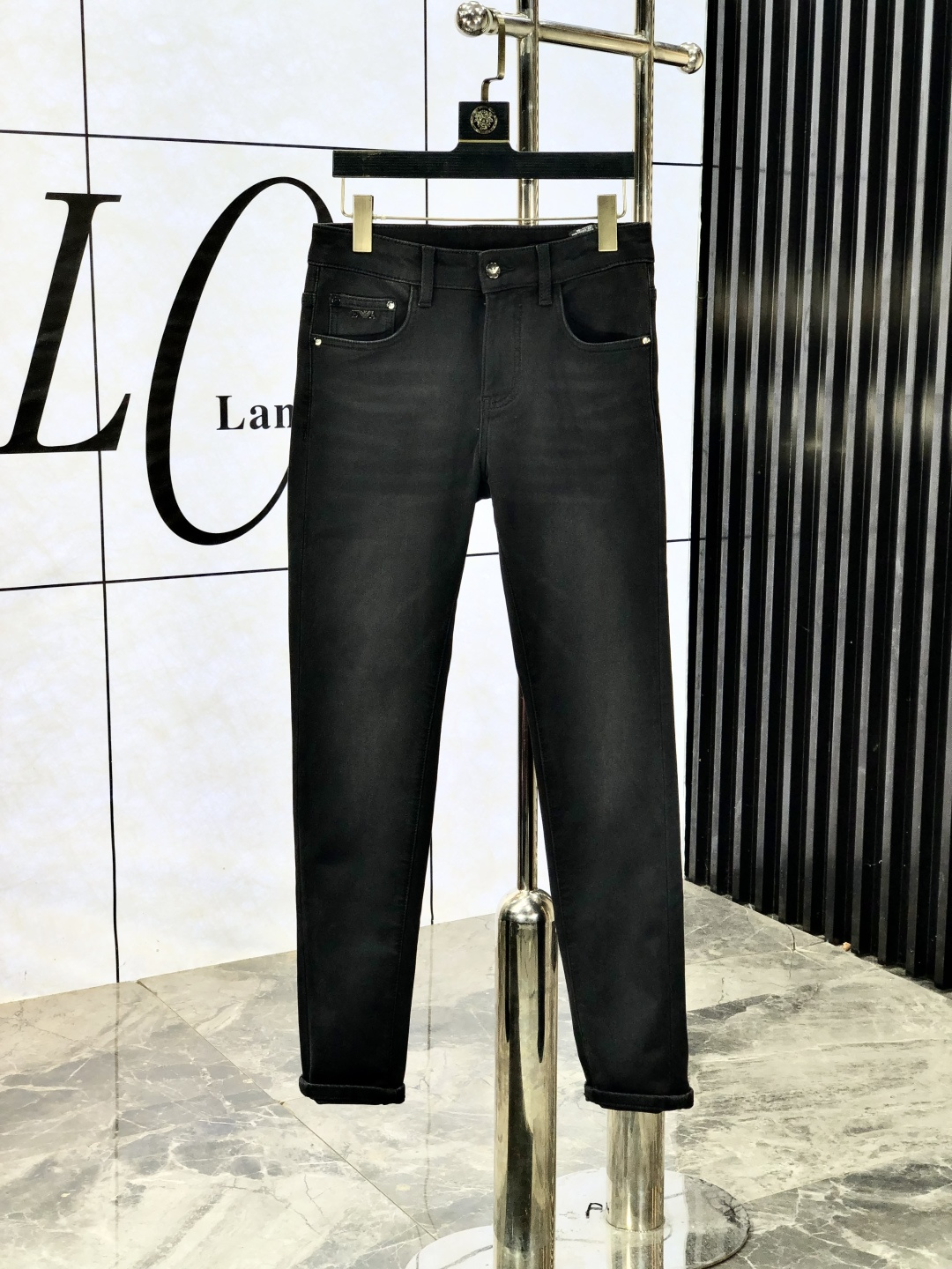 NO:572032,. Armani. Official website counter is on sale simultaneously, 2025SS new autumn and winter men's casual jeans, original quality, counter customized original denim fabric, logo pattern design, 5 pants body original hardware decoration, three-dimensional clarity, realistic effect, super trendy personality, fashionable and stylish upper body!  Must-have items for trendy men in sizes 28-38, armani, jeans, alexander wang19860909.阿玛尼.官网专柜同步发售,2025SS秋冬新品男士休闲牛仔裤,原单品质,专柜定制原版牛仔面料,logo图案设计,5裤身原版五金辅料装饰,立体清晰,效果逼真,超级潮流个性,上身时尚有型！潮男必备单品 码数28-38,,armani,jeans,alexander wang,Men's clothing