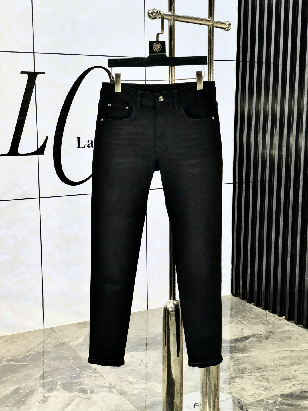 NO:572034,.Lv. Official website counter is on sale simultaneously, 2025SS new autumn and winter men's casual jeans, original quality, counter customized original denim fabric, logo pattern design, 5 pants body original hardware decoration, three-dimensional clarity, realistic effect, super trendy personality, fashionable and stylish upper body!  Must-have items for trendy men, sizes 28-38, Louis Vuitton, Jeans, Alexander Wang19860909.Lv.官网专柜同步发售,2025SS秋冬新品男士休闲牛仔裤,原单品质,专柜定制原版牛仔面料,logo图案设计,5裤身原版五金辅料装饰,立体清晰,效果逼真,超级潮流个性,上身时尚有型！潮男必备单品 码数28-38,,louis vuitton,jeans,alexander wang,Men's clothing