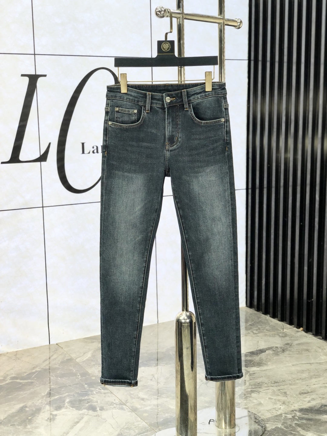 NO:572036,.Croxin. Official website counters are simultaneously selling, 2025SS new autumn and winter men's casual jeans, original quality, counter-customized original denim fabrics, logo pattern design, 5 pants body original hardware accessories decoration, three-dimensional clarity, realistic effect, super trendy personality, fashionable and stylish upper body!  Must-have items for trendy men, sizes 28-38, chrome hearts, jeans, alexander wang19860909.克罗心.官网专柜同步发售,2025SS秋冬新品男士休闲牛仔裤,原单品质,专柜定制原版牛仔面料,logo图案设计,5裤身原版五金辅料装饰,立体清晰,效果逼真,超级潮流个性,上身时尚有型！潮男必备单品 码数28-38,,chrome hearts,jeans,alexander wang,Men's clothing