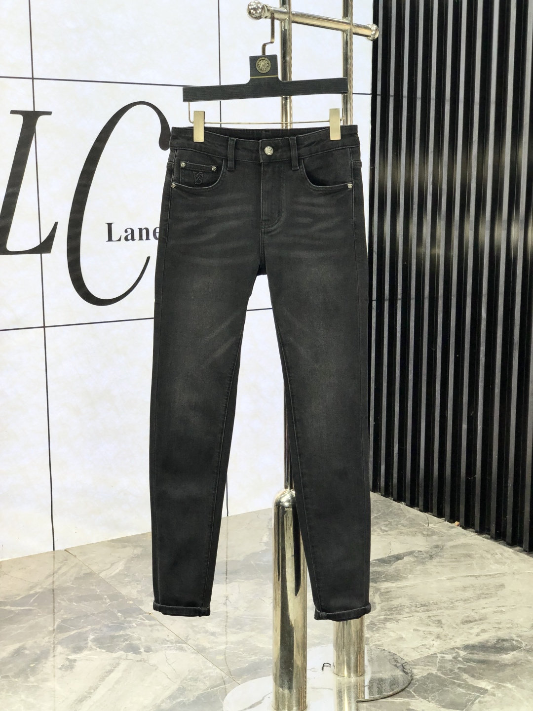 NO:572038,.Versace. Official website counter for sale simultaneously, 2025SS new autumn and winter men's casual jeans, original quality, counter customized original denim fabric, logo pattern design, 5 pants body original hardware decoration, three-dimensional clarity, realistic effect, super trendy personality, fashionable and stylish upper body!  Must-have items for trendy men in sizes 28-38, versace, jeans, alexander wang19860909.范思哲.官网专柜同步发售,2025SS秋冬新品男士休闲牛仔裤,原单品质,专柜定制原版牛仔面料,logo图案设计,5裤身原版五金辅料装饰,立体清晰,效果逼真,超级潮流个性,上身时尚有型！潮男必备单品 码数28-38,,versace,jeans,alexander wang,Men's clothing