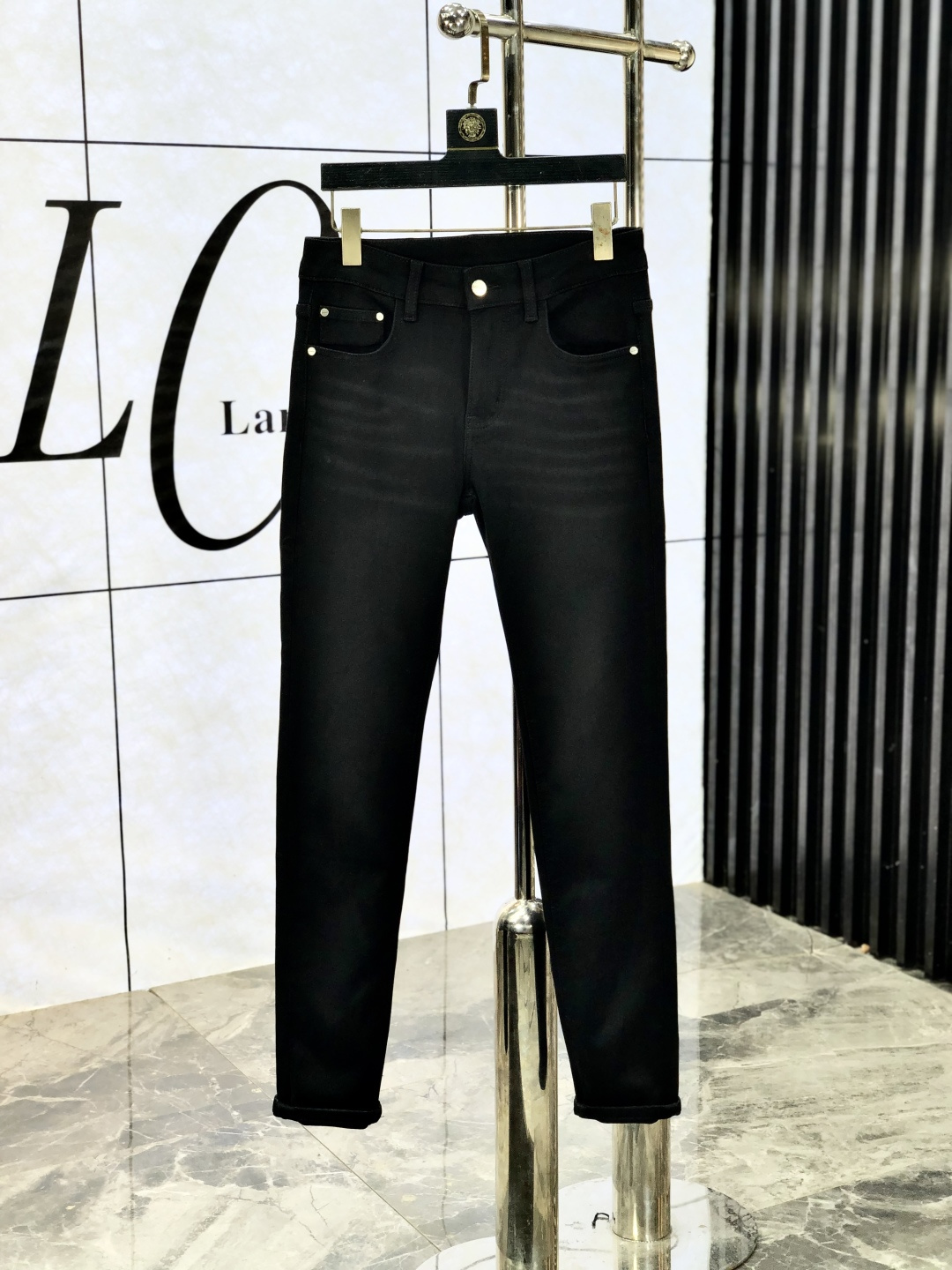 NO:572039,.LuLu. Official website counter is on sale simultaneously, 2025SS new autumn and winter men's casual jeans, original quality, counter customized original denim fabric, logo pattern design, 5 pants body original hardware decoration, three-dimensional clarity, realistic effect, super trendy personality, fashionable and stylish upper body!  A must-have item for trendy men in sizes 28-38, jeans, alexander wang19860909.LuLu .官网专柜同步发售,2025SS秋冬新品男士休闲牛仔裤,原单品质,专柜定制原版牛仔面料,logo图案设计,5裤身原版五金辅料装饰,立体清晰,效果逼真,超级潮流个性,上身时尚有型！潮男必备单品 码数28-38,,jeans,alexander wang,Men's clothing